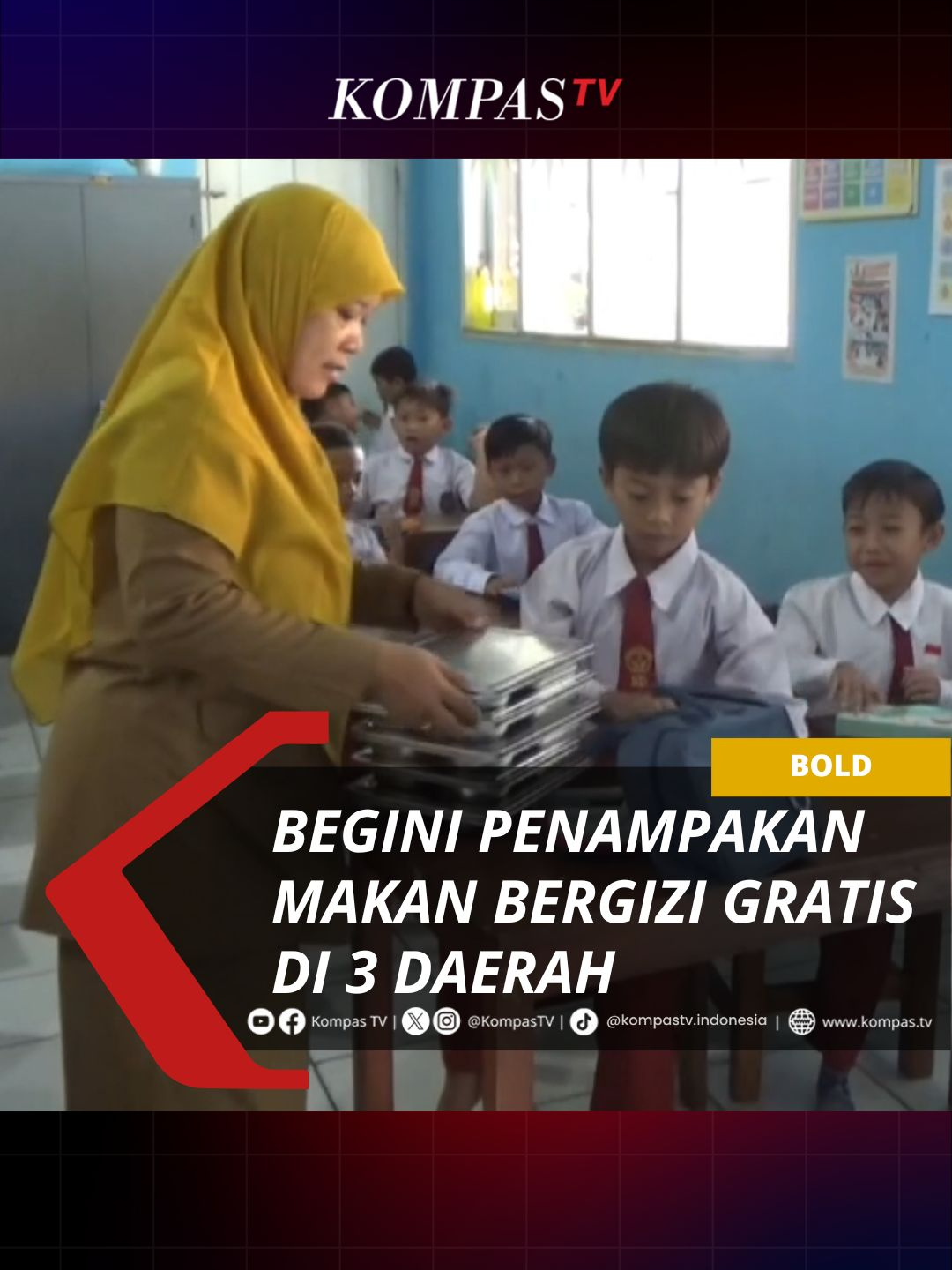 Program makan bergizi gratis mulai dilaksanakan serentak pada 6 Januari 2025. Di berbagai daerah, pelaksanaannya beragam: Purwakarta, Jawa Barat: Anak-anak SD terlihat antusias, meski ada yang hanya makan nasi dan ayam karena tidak suka sayur. Beberapa murid bahkan masih membawa bekal dari rumah karena tidak mengetahui jadwal program ini. Sidoarjo, Jawa Timur: Keterbatasan fasilitas membuat makanan harus disimpan di ruang kelas, bersamaan dengan proses belajar. Merauke, Papua: Program ditunda atas arahan Badan Gizi Nasional, meski distribusi makanan sudah dilakukan. Jika penundaan berlangsung lama, bahan makanan akan dikembalikan untuk dijual. Apa solusi bagi anak yang tidak suka makan sayur? Tulis pendapatmu di kolom komentar! #BOLDKompasTV #TikTokBerita