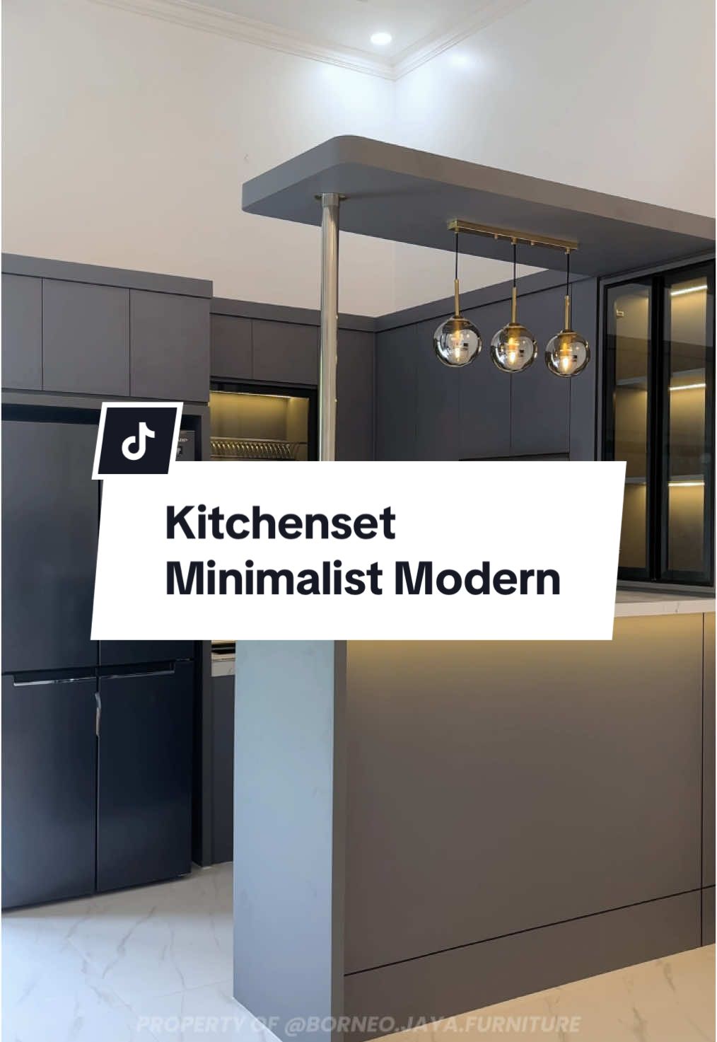 Simpel namun tetap fungsional.. Itulah esensi dari kitchenset minimalist modern. Tampilannya yang simpel, minimalis, namun tetap modern dengan mengutamakan fungsionalitas untuk sebuah dapur 😉😉 Yuk temukan inspirasi desain interior favorit kalian hanya di Borneo Jaya Interior 😉😉 Konsultasikan segera kebutuhan interior kamu bersama kami melalui 📩 DM Instagram 🌐 Kunjungi website borneojayainterior.co.id or simply click link on our bio! #kitchenset #kitchen #dapur #dapurminimalis #dapuridaman #borneo