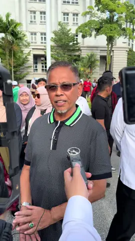 Kami hadir bagi memberi sokongan kepada DS Najib.  Alhamdulillah, Mahkamah Rayuan membenarkan rayuan Najib Razak agar menjalani baki hukuman penjara sebagai tahanan rumah.  Panel tiga hakim dalam keputusan 2-1 memerintahkan Mahkamah Tinggi Kuala Lumpur mendengar merit semakan kehakiman yang dikemukakan pihak Dato’ Seri Najib Tun Razak itu. Terima kasih semua buat pemimpin dan ahli PAS yang telah hadir pada hari ini. Terbaik 👍🏻 #ybc #NegeriKitaKitaJaga #TerengganuMajuBerkatSejahtera 