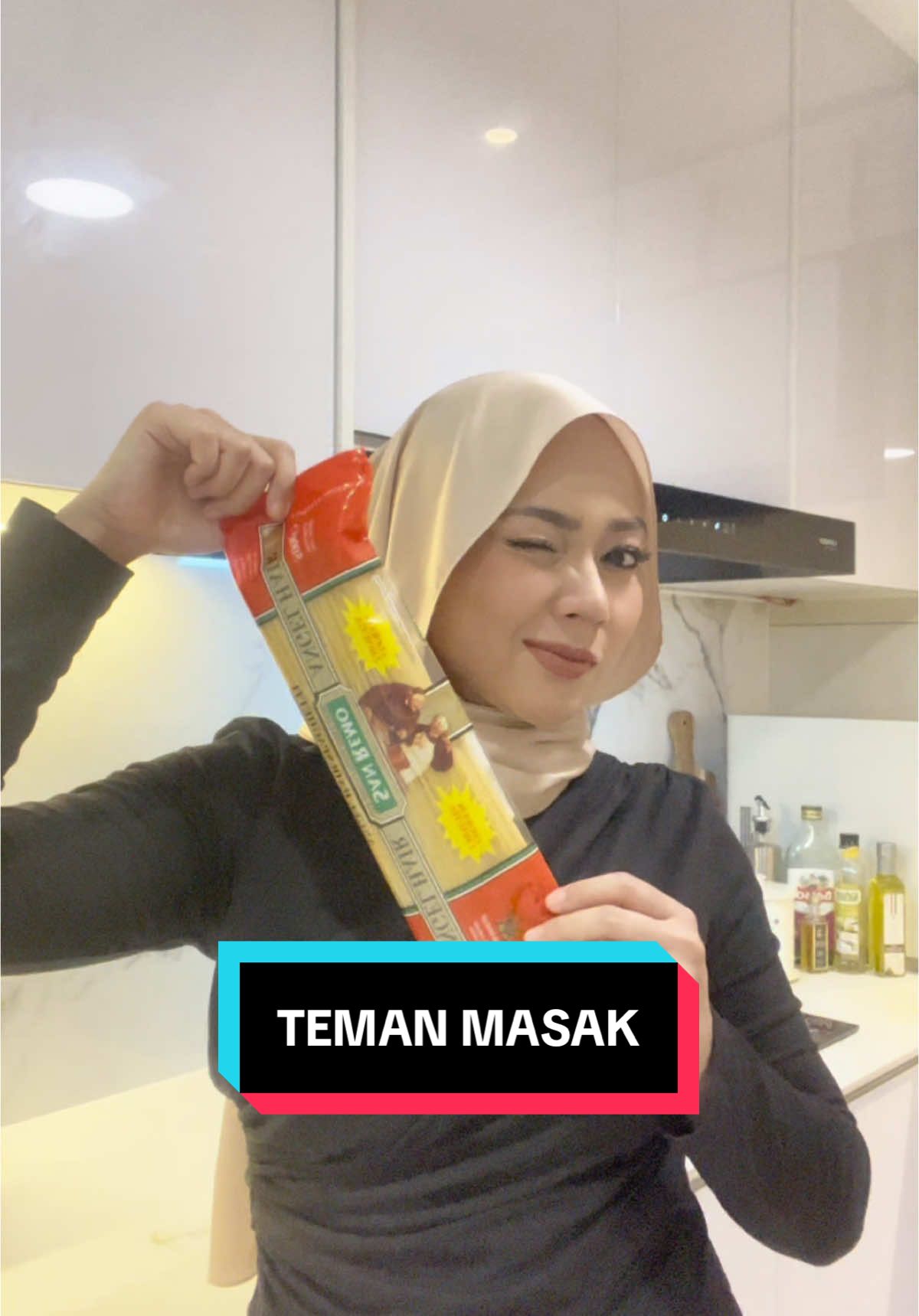 Jom teman lina masak. 🍝Baru balik photoshoot and lapar, so here goes a simple and easy pasta. #recipesoftiktok #resipimudah #resipitiktok #homedecor #homeinspo