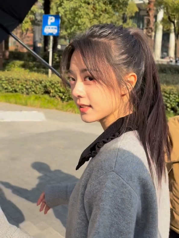 Maimai cantik banget sih😍😍😍 ga bisa bayangin secantik apa Maimai di real life,  maimai anak baik nahan payung yang hampir kena sama orang yg ngerekam ini☺️☺️🥰 #zhaojinmai #shineonme #blazingsunlight 