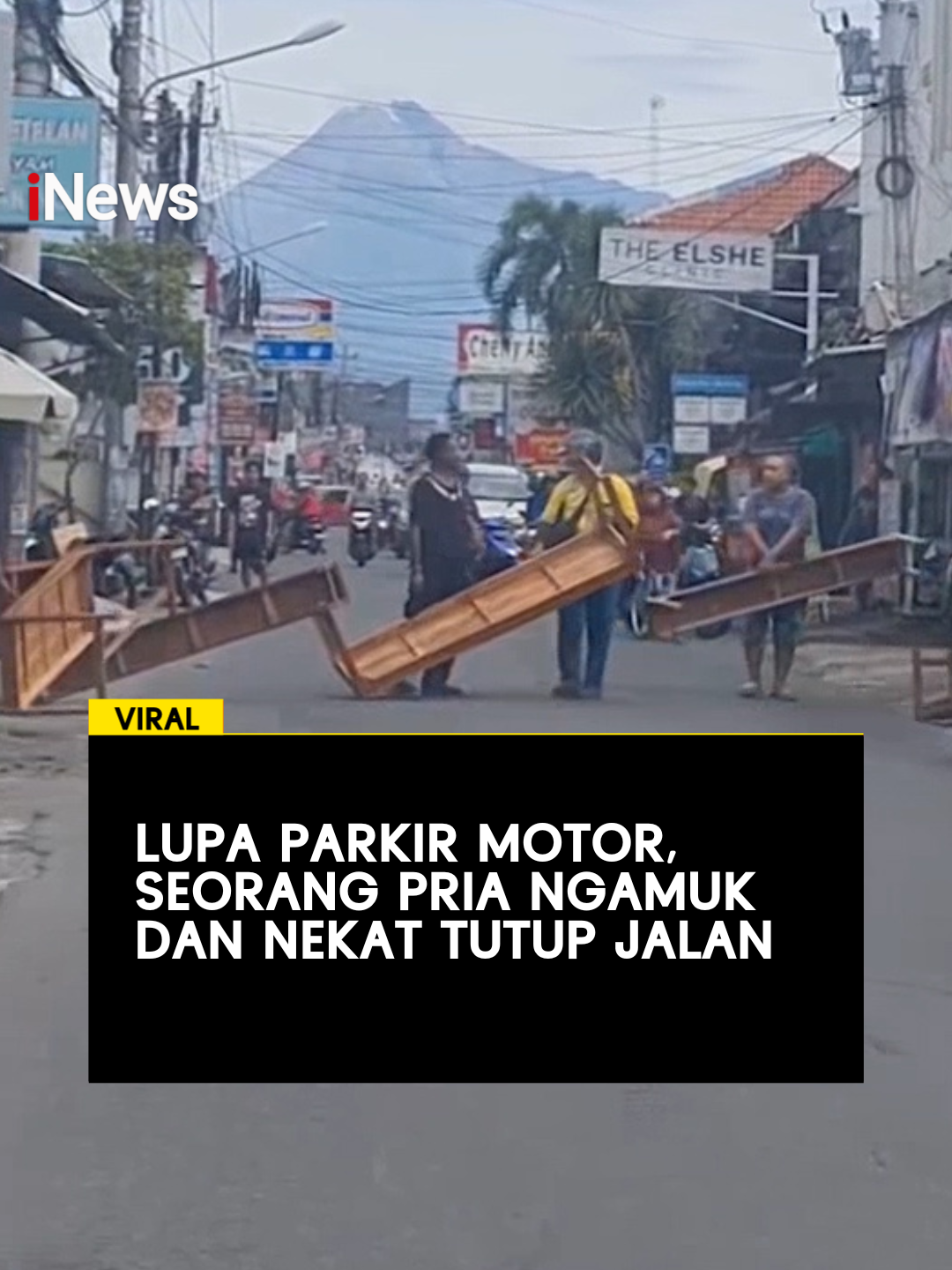 Drama di jalanan Nologaten, Sleman, terekam dalam video viral. Seorang pria dalam pengaruh alkohol memblokade jalan dan membuat pengendara putar balik. Kejadian ini bermula dari kesalahpahaman, di mana pria tersebut mengira motornya hilang, padahal ia memang tidak membawanya keluar. Berkat laporan warga, polisi sigap mengamankan situasi.  #iNews #news #sleman #polisi #nologaten #drama