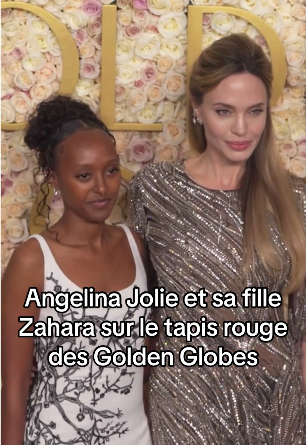 Pour #AngelinaJolie, le tapis rouge est une question de famille. Lors des #GoldenGlobes2025, elle a foulé le tapis rouge aux côtés de sa fille #ZaharaJolie. #goldenglobes #redcarpet #angelinajolie #voguefrance