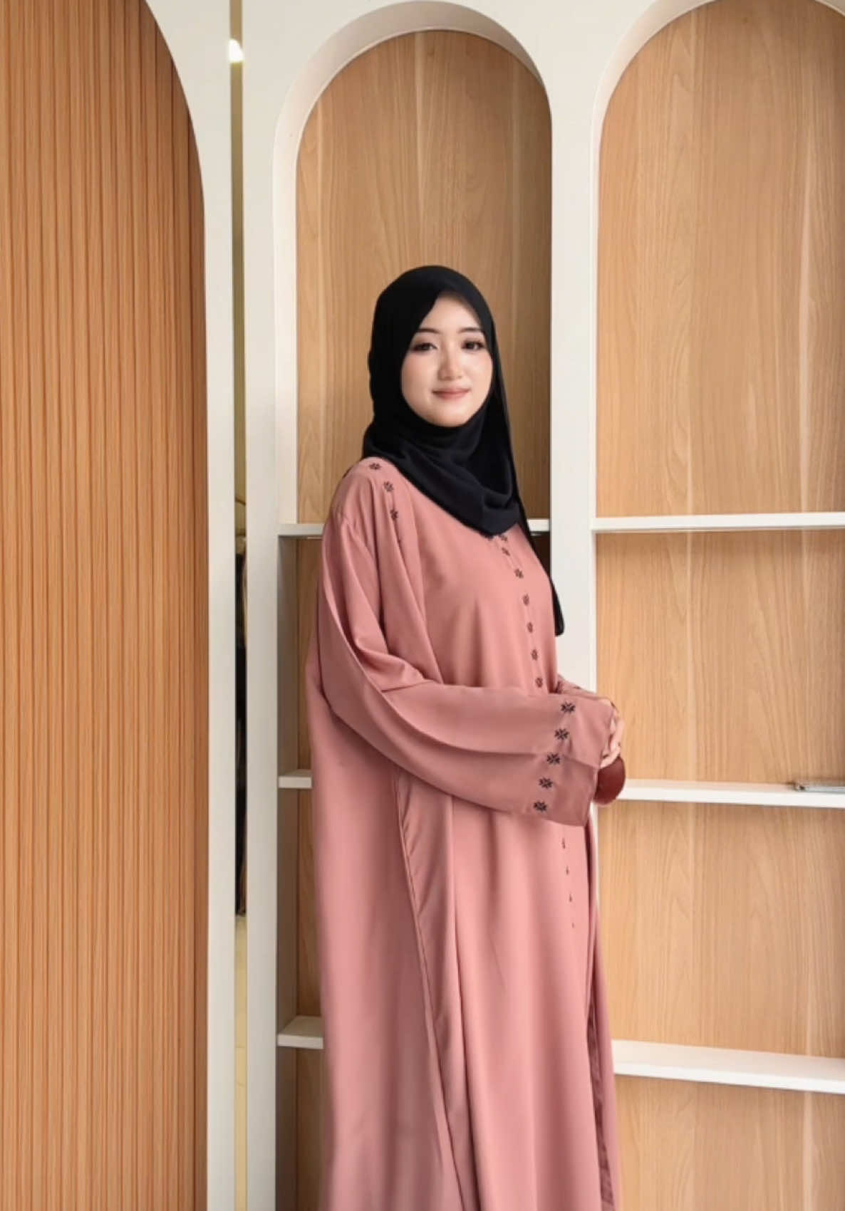 pake outer leona nyaman bangett😍‼️ #abayaouter #gamismodern #fypviralシ #trendingtiktok #gamisviral #gamisabaya #viralvideos #muslimahfashion #muslimahoutfit #ootdhijab #hijabtutorial #muslimahwear #muslimahcantik #muslimahhijrah #muslimahsyari #gamiselegan #gamislebaran #terbaru2025 #shoppehaul 