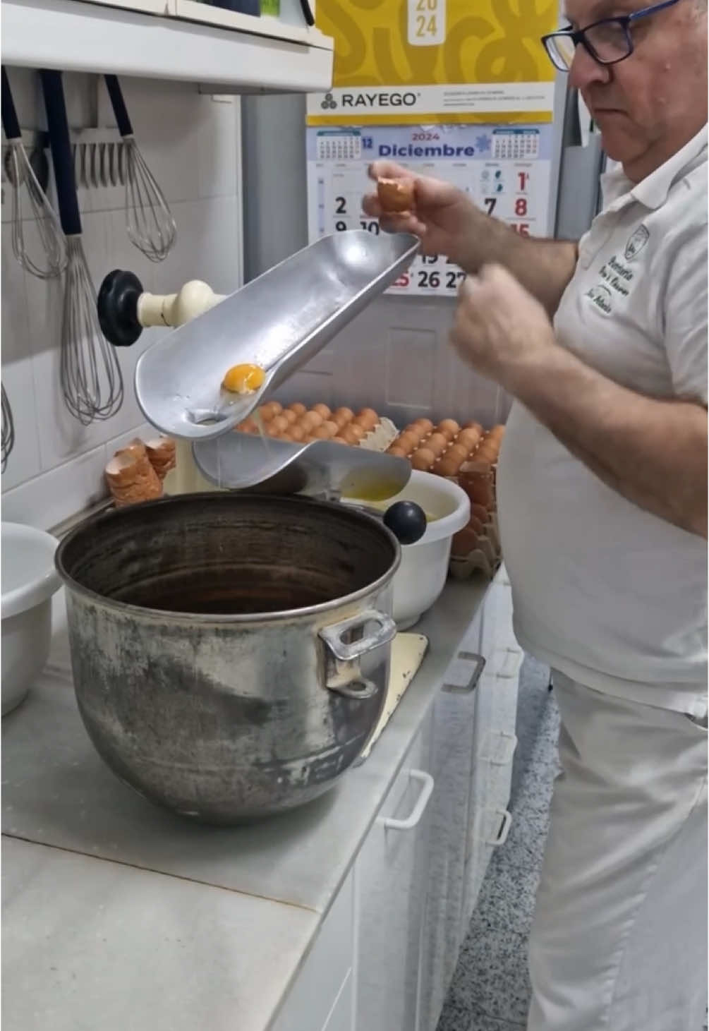 How’s this for a great cooking hack? 🍳🤯🤷🏽‍♂️
With @oronychaves #fyp #foryou #hacks #hack #KitchenHacks #egg #eggs #kitchenhack #cooking 