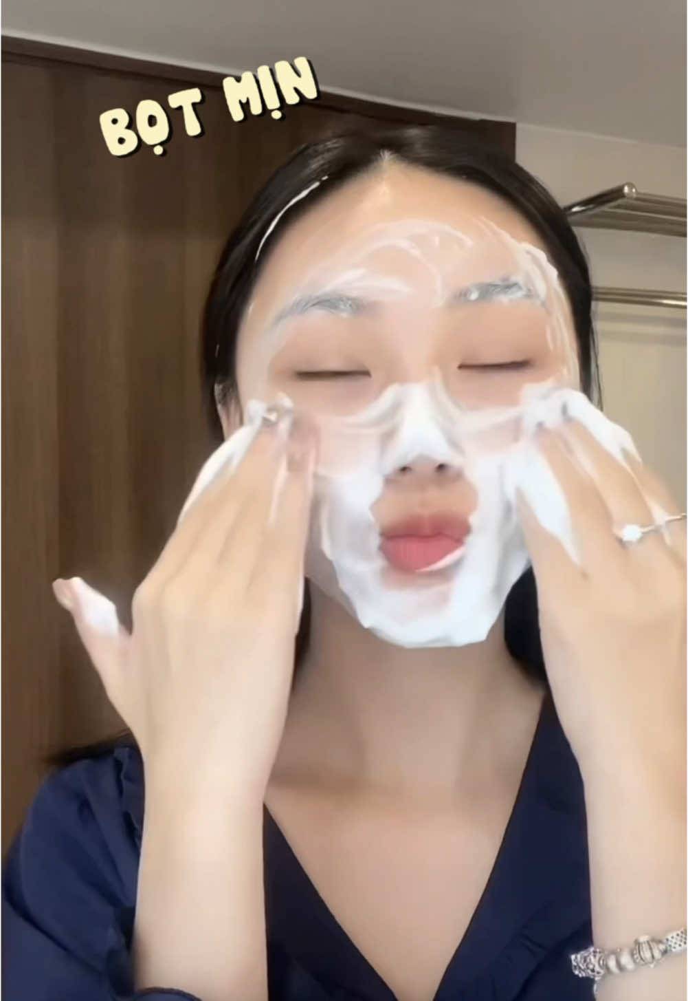 Tạm biệt mụn đón mùa lễ hội thôi các bà à! Sạch da, loại bỏ bã nhờn, không gây khô da nhé!