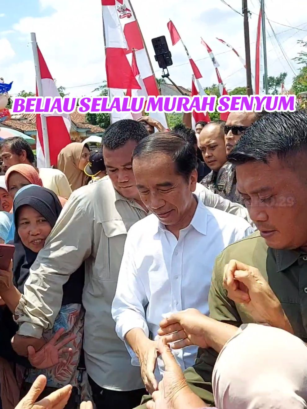 Bapak joko widodo selalu berusaha bersalaman kepada setiap yang mengulurkan tangan #jokowidodo #jokowi #maseko29 #fypシ゚viral 