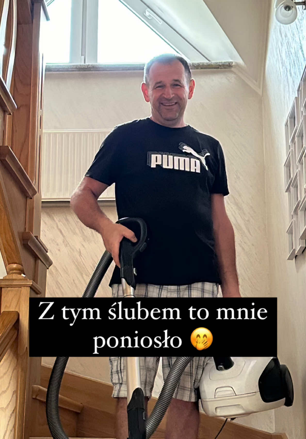 Cała prawda o naszym małżeństwie…😂 Najważniejszy punkt w małżeństw - ZAWSZE czytaj to co jest napisane drobnym druczkiem…😂🤭  Porządek w domu to nie tylko kwestia czystości, ale i wspólnego czasu! 🧹💪 Kiedy sprzątamy razem z mężem, nie tylko szybciej ogarniamy, ale też śmiejemy się, rozmawiamy i budujemy naszą relację. Bo równy podział obowiązków to klucz do szczęśliwego związku! ❤️ Jak u Was wygląda podział obowiązków? #małżeństwo  #mążiżona #czystydom #humor #takasytuacja #sprzatanie #porządki #WspólnePorządki #RównyPodział #ZwiązekBezBarier #motywacjadosprzątania #chemiagospodarcza #handel #nawesoło #trend #czystoshop  Cała prawda o małżeństwie • sprzątanie domu • porządek • organizacja przestrzeni • czysty dom  Co kupić do sprzątania • małżeństwo •mąż i żona 