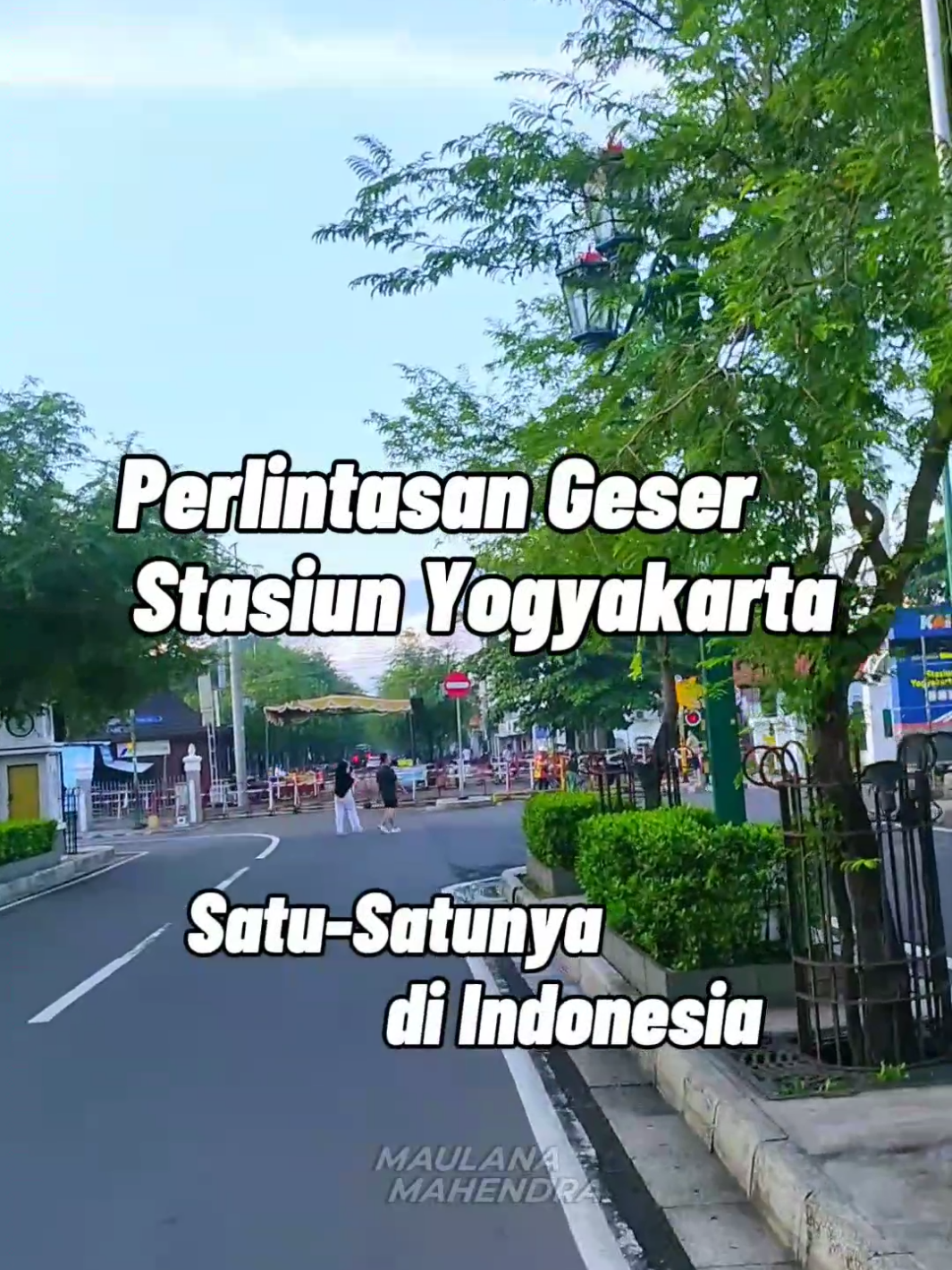 Apa iya ini satu-satunya perlintasan geser di Indonesia?😱 Setau Maul sih iya ya! Ahahaha Apalagi meskipun perlintasan ini cuma buat pejalan kaki, tapi ini lengkap banget! Disertai dengan palang geser, sirine, lampu tinut tinut, dan tentu saja petugas JPL Ga kayak perlintasan pejalan kaki lainnya yang ya udah liar aja gitu, bahkan lieur Perlintasan ini terletak di sebelah Timur Stasiun Yogyakarta, antara Jalan Malioboro dan Jalan Mangkubumi. Keunikan perlintasan ini bikin jadi daya tarik tersendiri buat yang lagi wisata di Yogyakarta. Apalagi, kereta dan pejalan kaki yang lewat sini sama-sama buanyakkk! Jadi, selalu hati-hati juga yaaa Jogja Jogja! Jogja Istimewa✨ #stasiunyogyakarta #yogyakarta #malioboro #jogjaistimewa #kai #keretaapiindonesia 