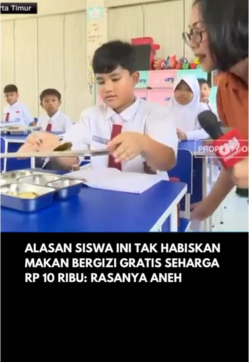 Seorang siswa kelas 3 SD Angkasa 5, Jakarta Timur, bernama Krisna tidak menghabiskan makanan bergizi yang disediakan dalam program makan bergizi gratis (MBG) yang dilaksanakan pada Senin (6/1/2025). Makanan tersebut terdiri dari nasi, tumis buncis, ayam teriyaki, dan buah pisang dengan total harga sekitar Rp 10.000 per porsi. Meskipun sebagian besar siswa enggan menghabiskan sayuran, Krisna justru memilih untuk tidak menghabiskan ayam teriyaki sebagai lauk utamanya. Menurutnya, rasa ayam tersebut 