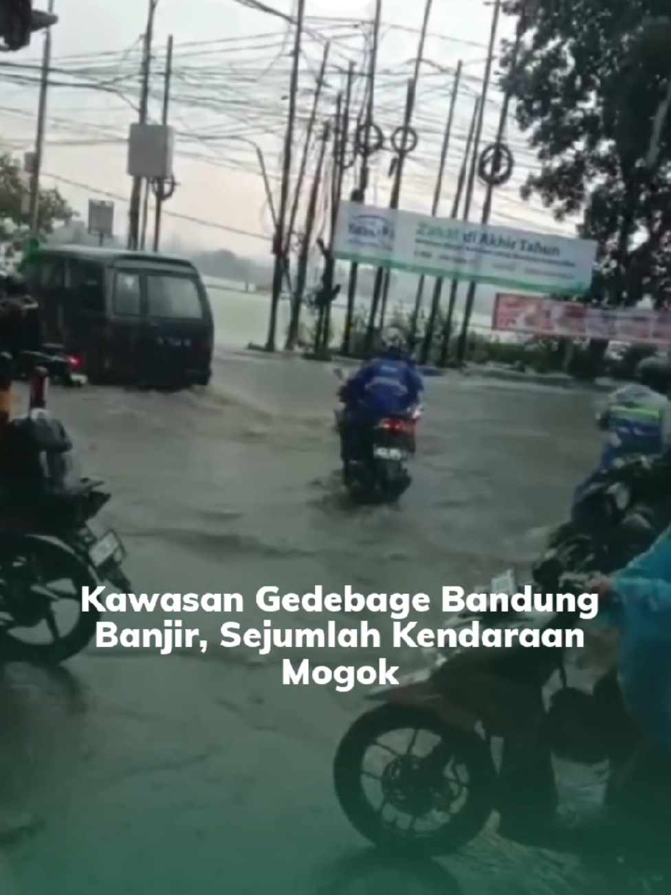 Pasca diguyur hujan, banjir melanda kawasan Gedebage, Kota Bandung. Akibatnya terjadi kepadatan arus lalu lintas di Jalan Soekarno Hatta, pada Senin (6/12/2024) sore. . Titik genangan banjir terjadi di Jalan Rumah Sakit Ujungberung dan di depan Pasar Induk Gedebage. . Banjir yang terjadi di Jalan Rumah Sakit sekitar betis orang dewasa. Terpantau sejumlah sepeda motor mogok, meski demikian mobil masih dapat melintas. . Selain itu, banjir yang terjadi di depan Pasar Induk Gedebage ketinggiannya dari betis hingga lutut orang dewasa. . .  .  Dok/Video: @infolintasbatas.id  #aboutbdgcom #aboutbandung #bandung #infobdg #infobandung #infobandungraya #viral #viralbandung #bandunghits #gedebage #banjir 