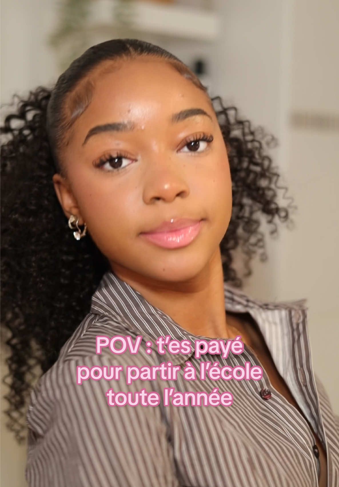 Faites de l’argent avec l’école 💶💖 Vous validez mon full face ? 👀 #klavina #skincare #fullface #babyhair #curly #antonyellaptc #chignon #placage #cheveuxbouclés #cheveuxlisses #tutocoiffuresimplerapide #afro 