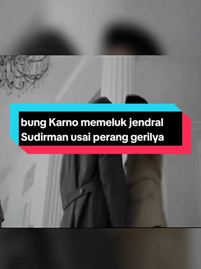 foto presiden Soekarno memeluk panglima besar jendral Sudirman saat tiba di gedung agung Yogyakarta Dari gerilya 9 Juli 1949.  soekarno dan Soedirman adalah sahabat yang sangat dekat. Kedekatan mereka dapat dilihat dari panggilan yang disematkan. Soekarno memanggil Soedirman dengan sebutan Dinda Sedangkan Soedirman memanggil Soekarno dengan sebutan Kanda Panggilan ini juga dapat dilihat dari surat Soekarno yang ditulis sebulan sebelum Soedirman wafat. “Kanda doakan kepada Tuhan, moga-moga Dinda segera sembuh…,” tulis Soekarno. umur Soekarno memang lebih tua dari jendral Sudirman.  Soekarno lahir pada 6 Juni 1901 Soedirman lahir pada 24 Januari 1916 #soekarno #irsoekarno #jendralsoedirman #soedirman  #kemerdekaan 