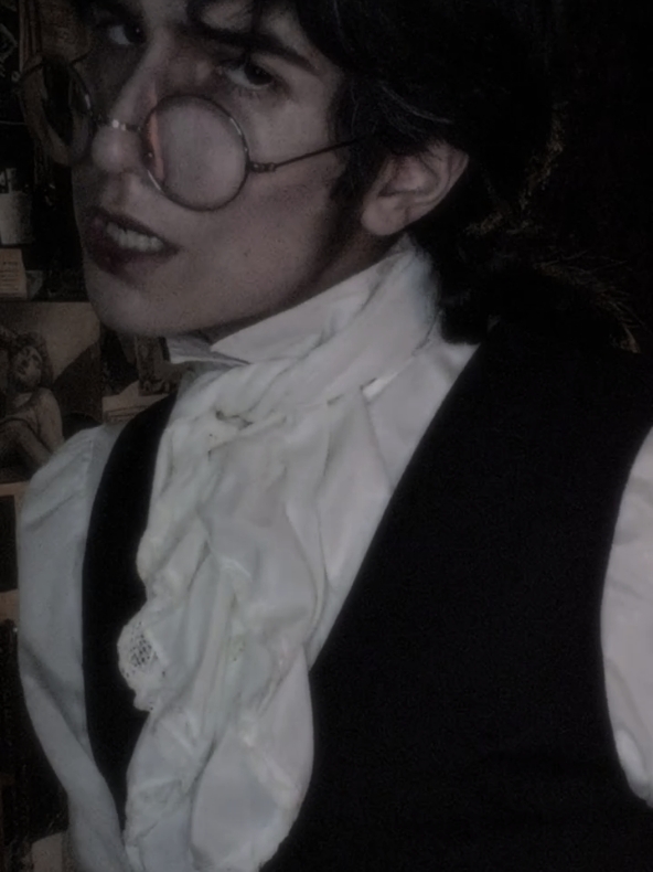 i hate him (i feel so deeply attached to his character and i could talk about him and this book all day)  #gothicliterature #frankenstein #maryshelley #victorfrankenstein #maryshelleysfrankenstein #frankensteincosplay #victorfrankensteincosplay 