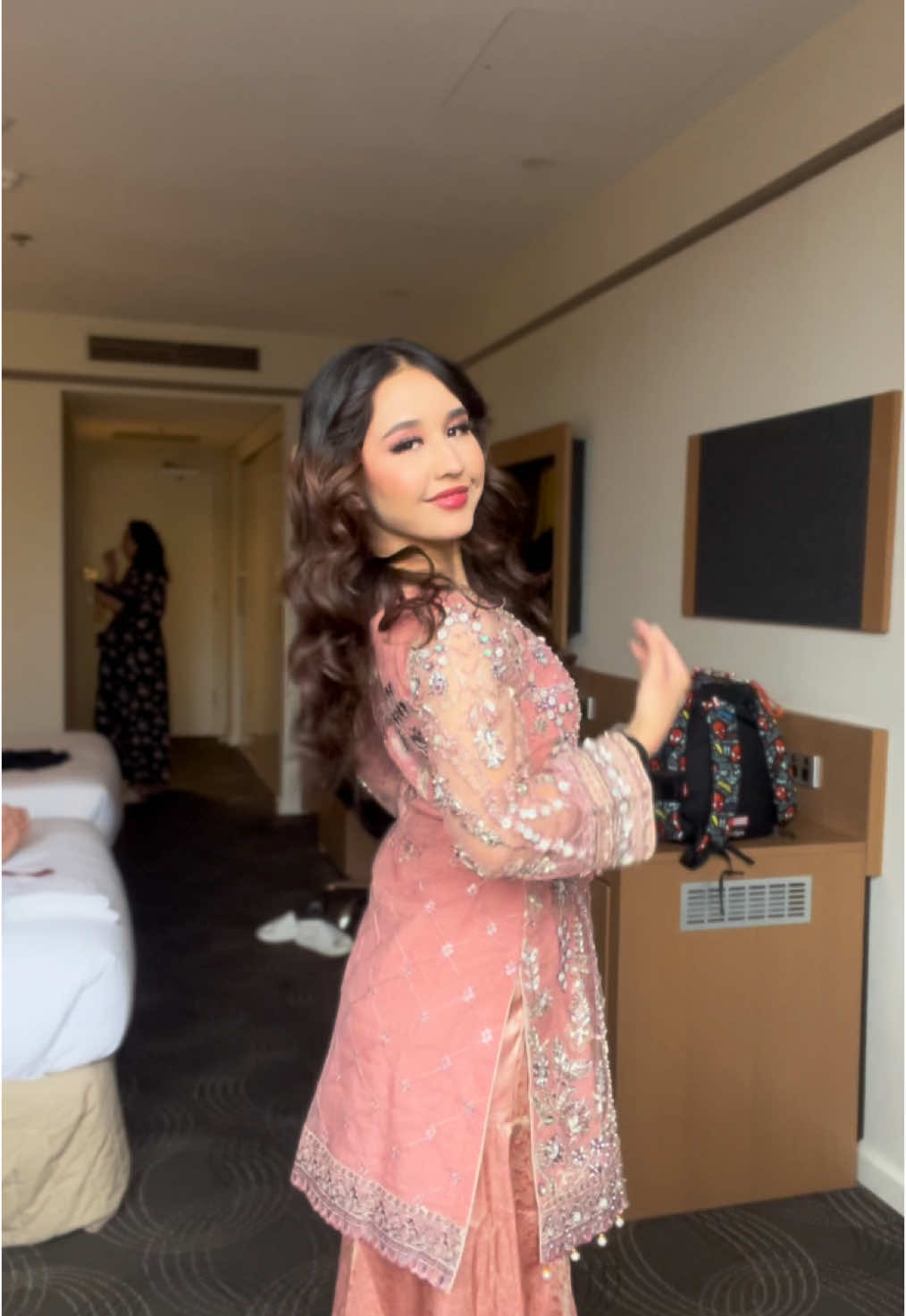 The things I go through for weddings 💞✨ This has to be my fav desi fit ☺️ - - - #desi #foryoupage #fyp #fypシ゚ #trending #indian #pakistanfashion #wedding #getreadywithme #OOTD #fashion #party 