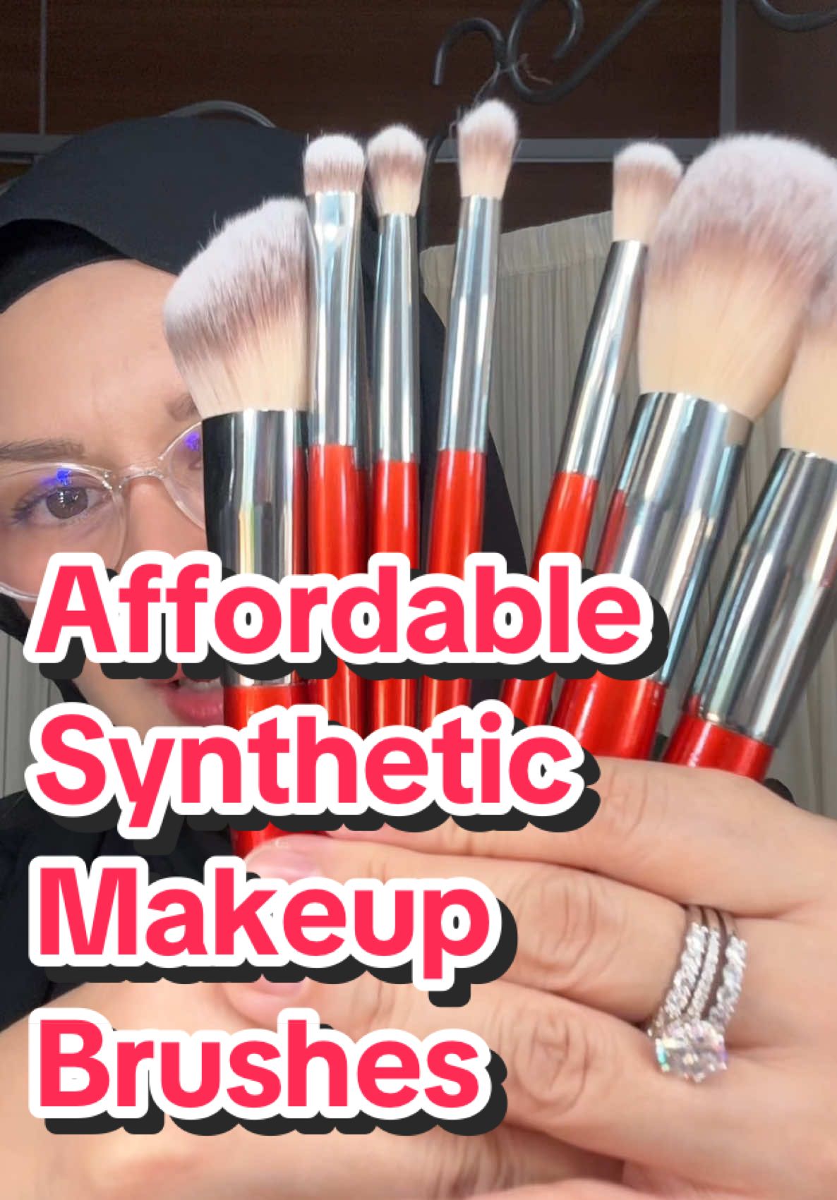 Yang penting: ✅ bukan bulu binatang ✅ lembut ✅ handle warna merah cantik ✅ satu set ada 8 brushes ✅ murah! • • #makeupbrush #syntheticmakeupbrush #syntheticbrushes #maangebrushset #affordablemakeupbrushes #veganmakeupbrushes 