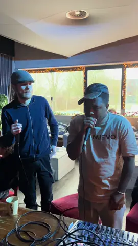 Wanneer ik iemand zag die kan beat boxen en ik deed even mee  Tagg je beste vrienden of vriendinnen 😂
