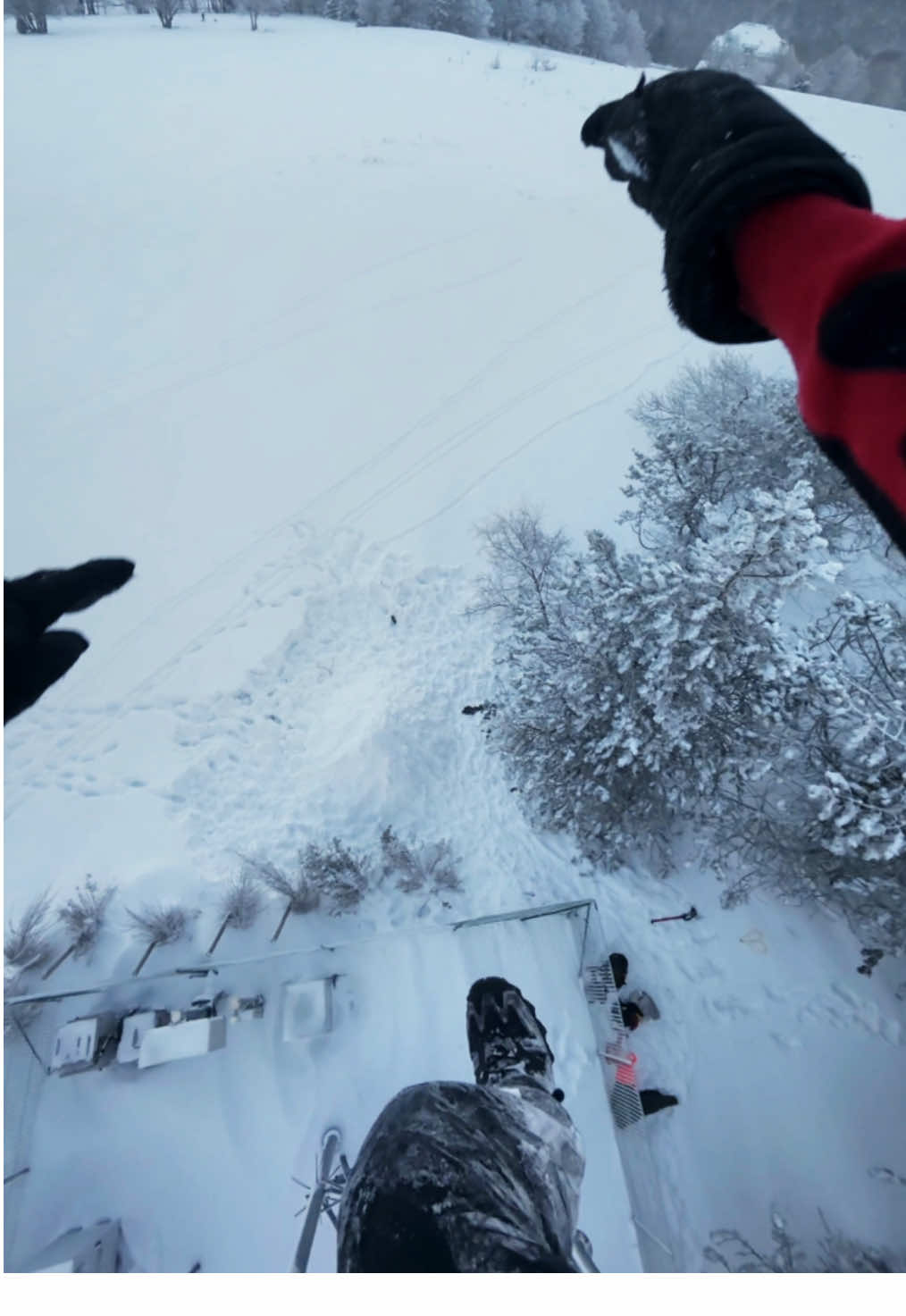 Juste un mec chill qui aime sauter d’une antenne dans la neige ❄️ 