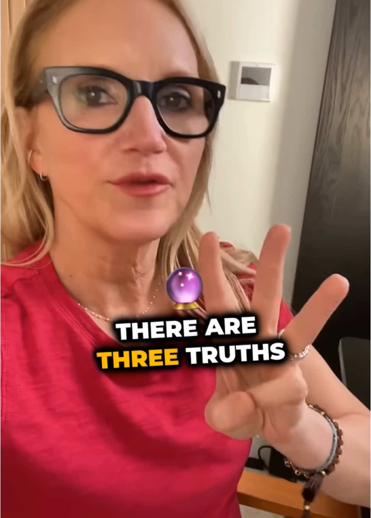 3 Truths About Change Speaker: Mel Robbins Source: Mel Robbins #motivationalquotes #motivation #inspirational #lifeadvices #lifelessons #mindsetmatters #melrobbins 