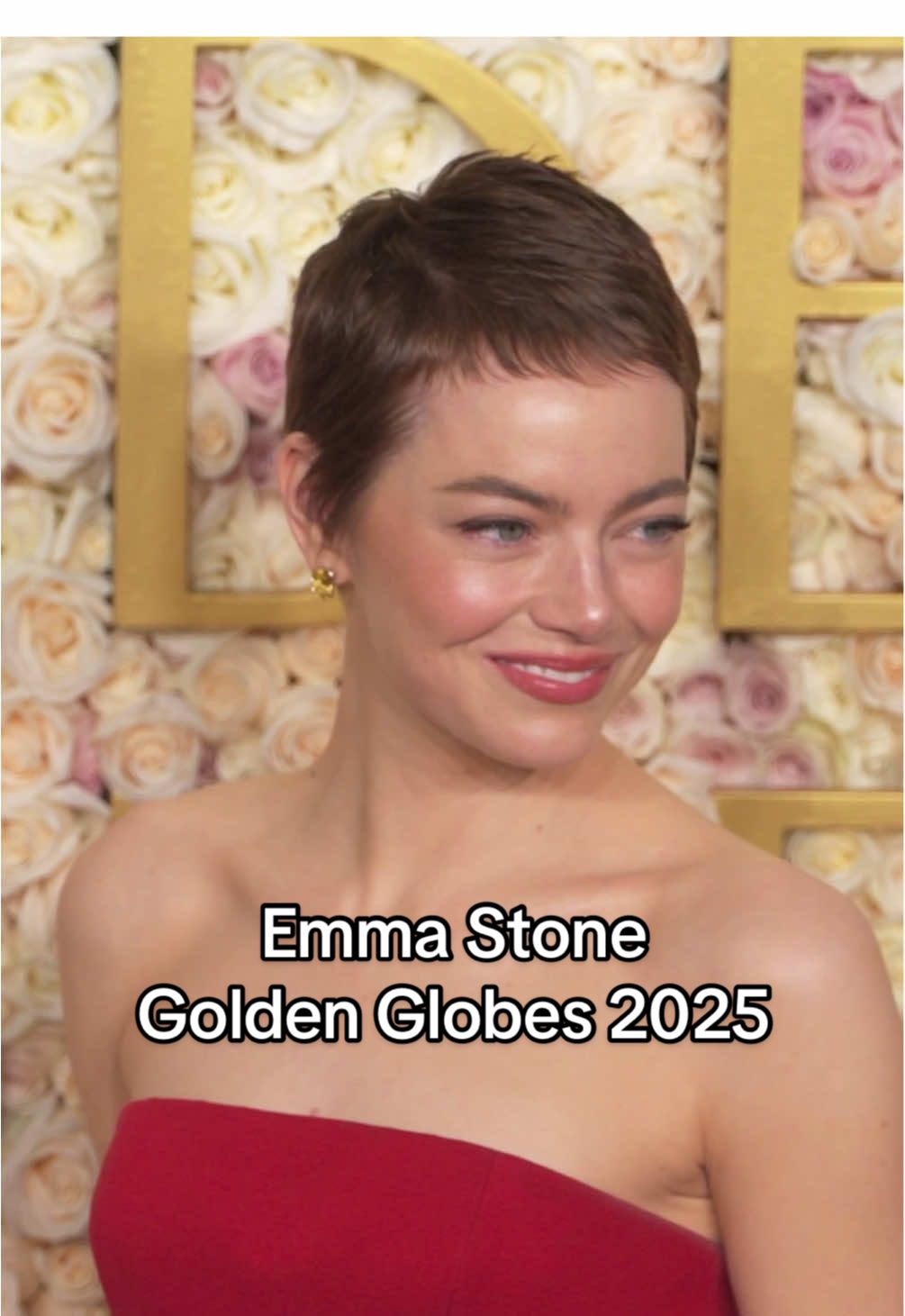 #EmmaStone sul tappeto rosso degli 82esimi #GoldenGlobe 2025 con un nuovo taglio di capelli #Pixiecut 