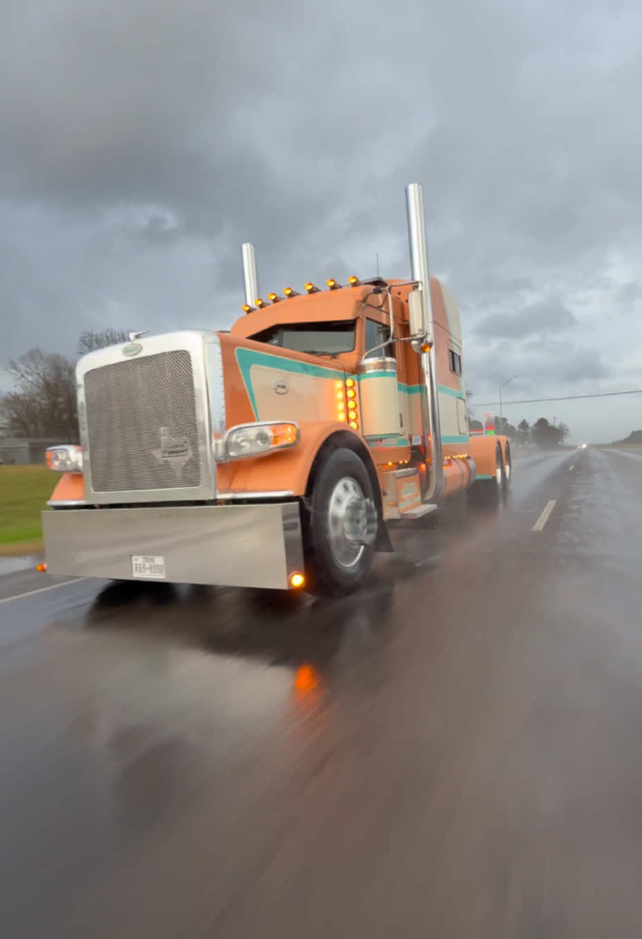 Southern Transports @Mike miamivice127 rolling thru a rainy Sunday!!! 🌧️🌧️Gonna need a @Red Devil Truck Wash 🛁🧽 and some @Renegade Products USA @RoadWorks Manufacturing #southerntransportllc #showupandshowout #truckshowjoe #foryourpage #fyp #foryoupageofficial #truckshow #showtruck #peterbilt #peterbilttrucks #peterbiltcartel #peterbiltcrazy #peterbiltgang #truckshowlife #rain #rainyday #winter 