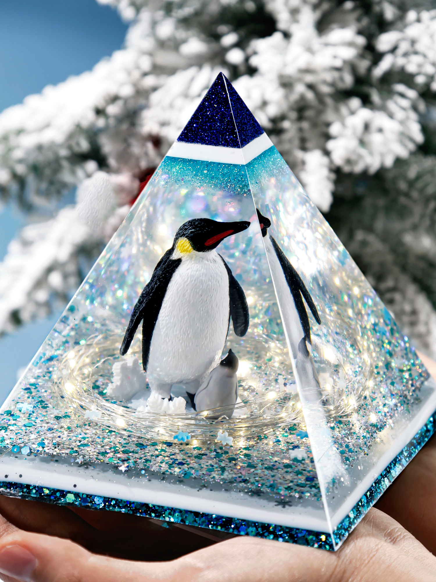 Penguin resin pyramid✨ Magical winter vibes in the palm of your hand! 🐧❄️ Who else loves penguins and sparkles? ✨💙#HeyClear#ResinArt#BeautifulMoments#Nature #WinterAesthetic #PenguinLove