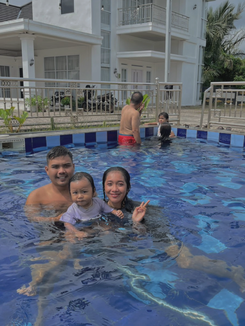 kapan lagi bisa mandi di kolam renang disini 🤣 #minivlog #fyp #viral #kolamrenang @Putri Utami 