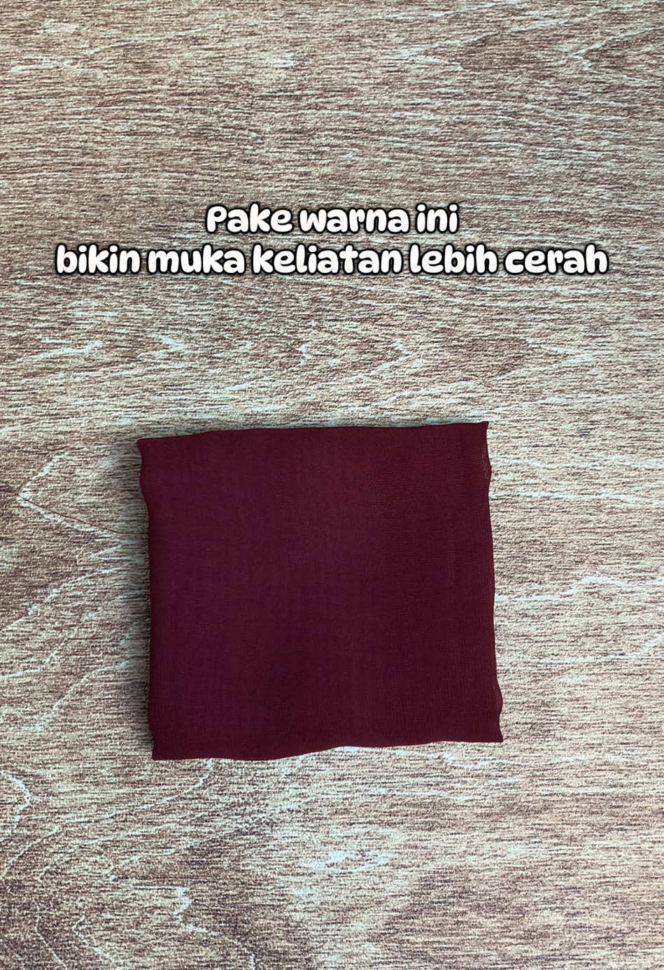 Warna burgundy. Jilbab paris segi empat bella square berbahan pollycotton yang lembut, kalo mau gratis ongkir cek outnya  8 pcs ya 🤭