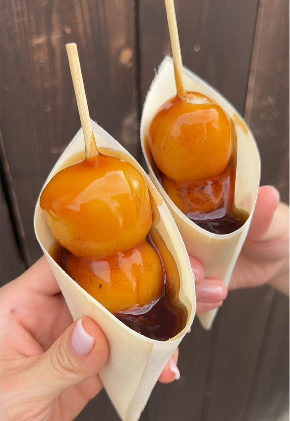 完全保存版！京都・嵐山食べ歩きまとめ🍡 定番から新店舗まで、嵐山のおすすめ食べ歩きグルメまとめました！ どれが1番食べたい？？ 1.京豆庵　豆腐ソフト 432円〜 2.古都芋本舗　炙りみたらし 280円 3.金ノ華　モンブラン芋だんご 600円 4.まめものとたいやき　ロイヤルカスタード 330円、あんバター 390円 5.古都芋本舗　牛たん串 980円 6.りらっくま茶房　リラックマ焼き 18個入り 810円   7.KIKI嵐山店　ソフトクリーム 抹茶500円/ロイヤルミルクティー 550円 8.肉のおだきち　赤海老と京風出汁 900円 9.みっふぃー桜ベーカリー　みっふぃーあんぱん 302円 10.八十八良葉舎　 11.えんまん餅店　火練り餅(抹茶) 大サイズ1800円 FOOD TOUR AT ARASHIYAMA KYOTO🍡 1.KYOZUAN 2.KOTOIMOHONPO 3.KIN NO HANA 4.MAMEMONO TO TAIYAKI 5.KOTOIMOHONPO 6.RILAKKUMA SABOU 7.KIKI ARASHIYAMA  8.NIKU NO ODAKICHI 9.MIFFY SAKURA BAKERY 10.HATOYA RYOYOSHA 11.ENMAN MOCHI TEN #京都グルメ #食べ歩き #japanesefood #tiktokfood #japan #kyoto #fyp 