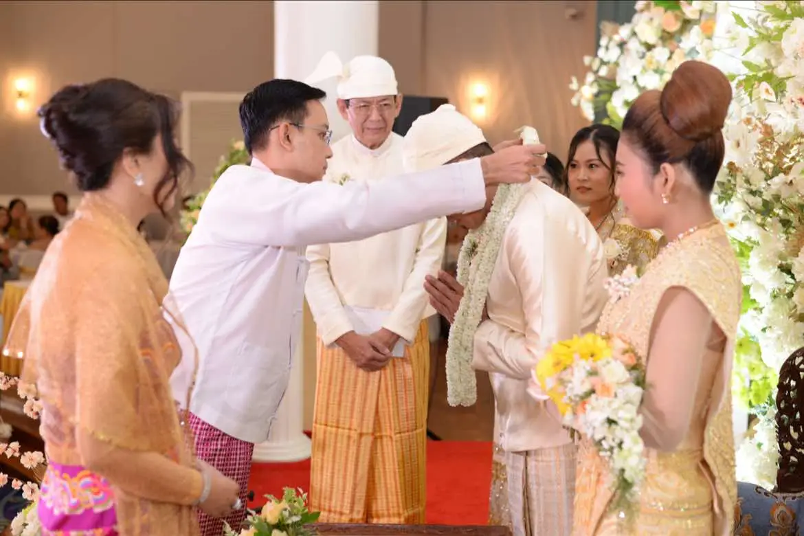 Wedding Memories Photo လေးတွေSave📝 ပထဆုံးအနေဖြင့် ကျွန်မတို့ပွဲလေးအား သေချာအချိန်ပေးတက်ရောက်ပေးပါသော နှစ်ဖက်သောဆွေမျိူးအသိုင်းအဝိုင်းများ တစ်ဦးတစ်ယောက်ချင်းဆီအား ကျွန်မတို့ ဇနီးမောင်နှံမှ အထူးပင်ကျေးဇူးတင်ရှိပါတယ်ရှင်🙏 မဂ်လာပန်းကုံးချီးမြှင့်ပေးပါသော ကျွန်မ၏အကိုအကြီးဆုံး ကိုကြီးအောင်နှင့်ဇနီး ဒေါက်တာပြုံးသက်နွယ် မဂ်လာလက်စွပ်ချီးမြှင့်ပေးပါသော ကျွန်မ၏ဆရာ ဒေါက်တာအောင်ပြည့်ကျော်နှင့်ဇနီးအားလည်း အထူးကျေးဇူးတင်ပါတယ်ရှင့် ဒုတိယအနေဖြင့် Wedding စလုပ်မယ်ဆ်ိုပြီး planကတည်းကရယ် ၂ယောက်လုံး ရုံးအလုပ်နဲ့မို့ ပိတ်ရက်တစ်ရက်ထဲ ကိုယ်တွေ၂ယောက်စီစဉ်ဖို့အဆင်မပြေတာနဲ့ Plannerစရှာပါတယ်  ဟန်နီကအာ့ဘက်တွေ စိတ်မဝင်စား မကျွမ်းကျင် သိပ်လည်းမသိတာမို့  အမျိူးသားကပဲ အစအဆုံး အကုန်စီစဉ်ခဲ့တာပါ ရုံးကသူတွေတောင် သတို့သမီးက အေးဆေးပဲ ဘာမှကိုမလုပ်ရဘူး မိုက်တယ်ပြောရတဲ့ အမျိူးသားက လိုအပ်တာတွေ သူပဲ အကုန်လုပ်သွားတာပါ😁 သူပဲ Wedding Talkက Reviewsတွေဖတ် plannerတွေလိုက်ချိတ် နဲ့ နောက်ဆုံး Priceလည်းFairဖြစ်ပြီး စကားပြောရတာလည်း အဆင်ပြေတဲ့ Plannerအမ Zin Zin Ooနဲ့တွေ့ခဲ့ပါတယ်  နယ်ပွဲလည်းရှိနေတာမို့ Novထိ ဘာဆိုဘာမှ ဒီပွဲကိုအာရုံမစိုက်နိုင်ခဲ့ဘူး  ဒါ​ပေမဲ့လေပွဲစကတည်းကရယ် ခုလိုအောင်မြင်ပြီးပွဲပြီးတဲ့အထိကို သူအချိန်နဲ့သူ ဘာဆိုဘာမှလှည့်ကြည့်စရာမလို စိတ်အနှောက်အယှက်နည်းနည်းလေးမှ မဖြစ်ရပဲ အလုပ်လုပ်တာ Professional ပီသပြီး စေတနာအပြည့်နဲ့လုပ်ပေးပါသော မဇင်နဲ့ Sweet & Scent - wedding planning & floral decoration အဖွဲ့သားများကို ကျေးဇူးတင်ပါတယ်🙏 MCအပြင် ဧည့်သည် ဝိုင်းတွေထိ သေချာလေးဧည့်ခံပေးပြီး ဆုတောင်းစကားတွေပြောပေးပါသော ဘဘ  မင်္ဂလာဘိသေကဆရာ ဘိုမြင့်သန်း မဂ်လာသီးချင်း သီဆိုပေးပါသော အတီးအဖွဲ့သားနဲ့အမNann Kyawt Kalyar Vocalistကိုလည်းကျေးဇူးတင်ပါတယ်ရှင့်🙏 ပွဲနေ့မှာပုံလှလှလေးတွေ အမှတ်တရဖြစ်စေမဲ့Moments လေးတွေ သေချာရိုက်ပေးပြီး သတို့သမီးက ဝတ်စုံလေးလွန်းလို့တော်ပါပြီပြောရတဲ့ထိ အားကြိုးမာန်တက်ရိုက်ပေးပါသော PIONA studioအဖွဲ့သားများအားလည်းကျေးဇူးပါရှင်🙏 မရေ ဟန်နီက မျက်နှာကြီးတော့ ဆံထုံးကိုသေချာလေးလုပ်ပေးပါနော် မျက်နှာကိုပါးရိုးချပေးနော်နဲ့ ပူဆာသမျှအတိုင်း လှအောင်လိမ်းချယ်ပေးပါသော Make Up San San နဲ့ Hair Stylist အမကိုလည်းကျေးဇူးတင်ပါတယ်ရှင့်🙏 နောက်ဆုံးအနေနဲ့ကတော့ Reserve ဝိုင်းတွေပွင့်တဲ့အထိ လူကထင်ထားတာထက်လူများသွားတာမို့သေချာလေး မနှုတ်ဆက်မိ ဧည့်ဝတ်မကျေခဲ့သည်ရှိသော် ကျွန်မတို့ ဇနီးမောင်နှံမှ တောင်းပန်ပါတယ်နော် 🙏