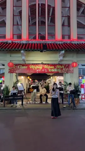 Giữa đại lộ Đông Tây