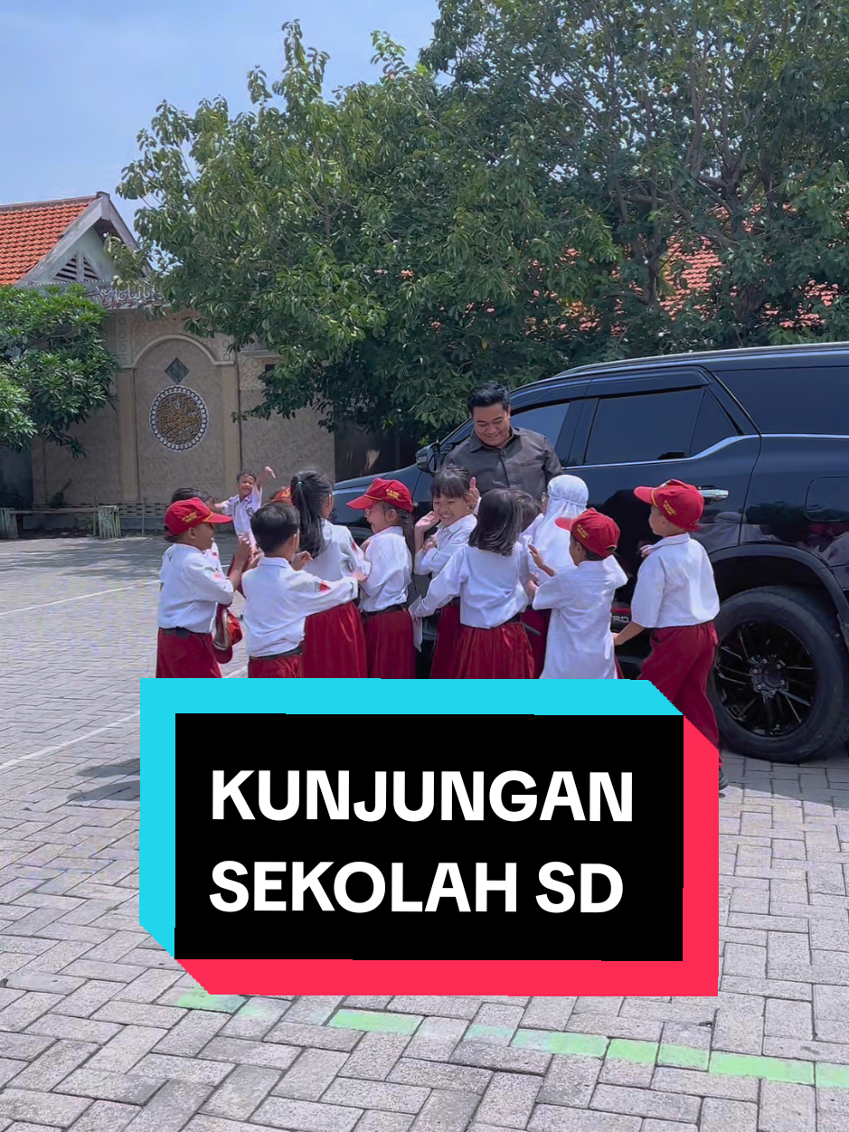 Salah satu PR besar sektor pendidikan adalah perbaikan infrastruktur sekolah. Mudah-mudahan fiskal daerah semakin membaik untuk segera menunjang perbaikan-perbaikan di Sekolah Dasar, demi kenyamanan anak-anak Gresik dalam kegiatan belajar-mengajar.  Ayo semuanya bersatu padu menuntaskan problem di daerah kita tercinta. Anak-anak Gresik berhak mendapatkan fasilitas pendidikan yang layak dan nyaman.  #sekolah #dasar #pendidikan 