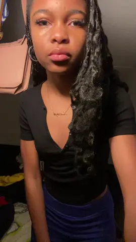 Bad b!tvh, caramel-color take her Pound town 😁