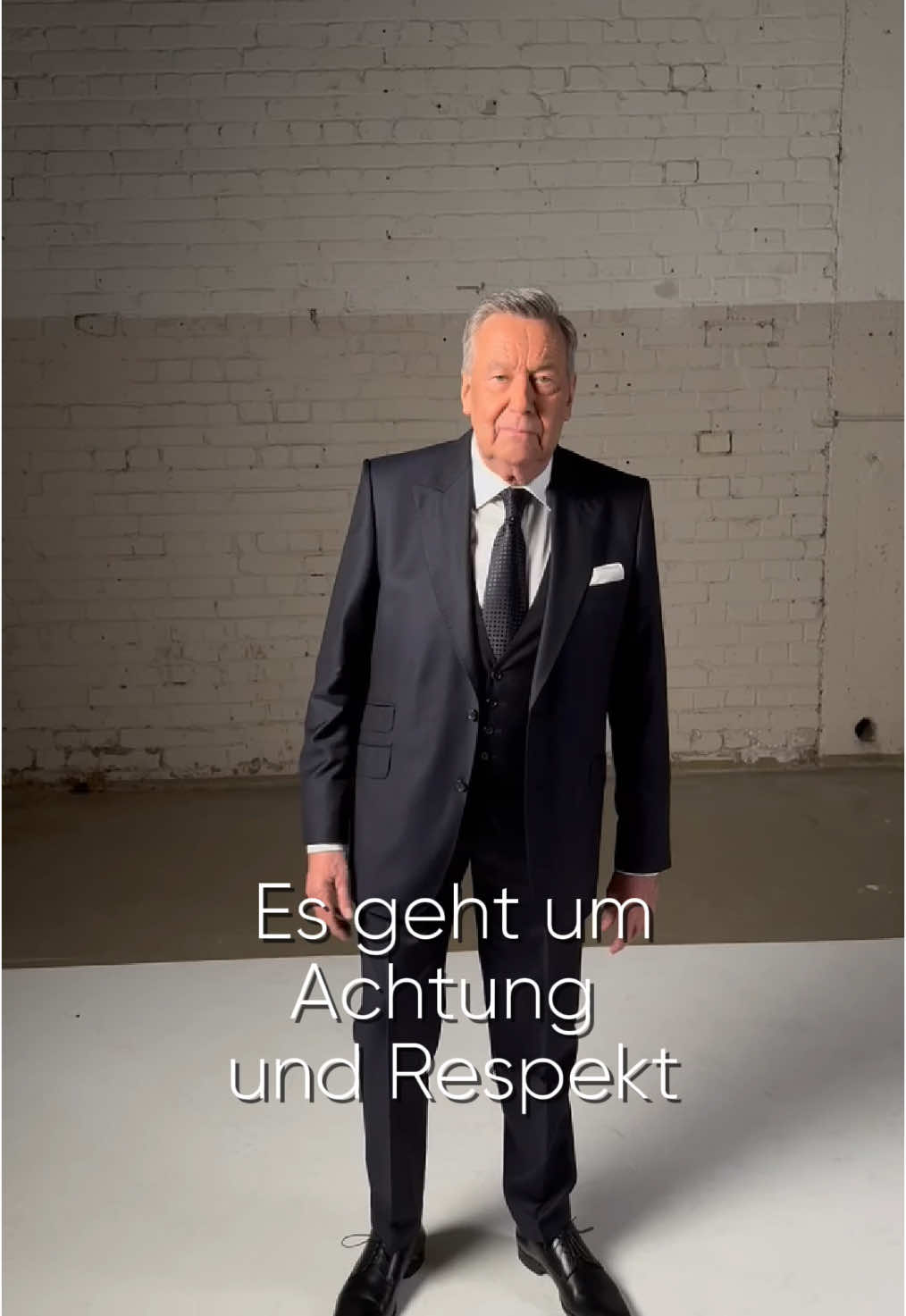 Liebe Freundinnen, liebe Freunde, Ich freue mich riesig Euch heute einen Auszug aus meinem neuen Song „Achtung und Respekt“ vorstellen zu dürfen - ein Song, mit einer ganz besonderen Botschaft, die mir sehr am Herzen liegt! „Achtung und Respekt“ erscheint bereits am 10.1. und ist ein weiterer Vorbote auf mein neues Album „Marathon“, das am 07.02. kommen wird. Wie gefällt Euch die Hörprobe? Alles Liebe, Euer Roland #rolandkaiser #newmusic 