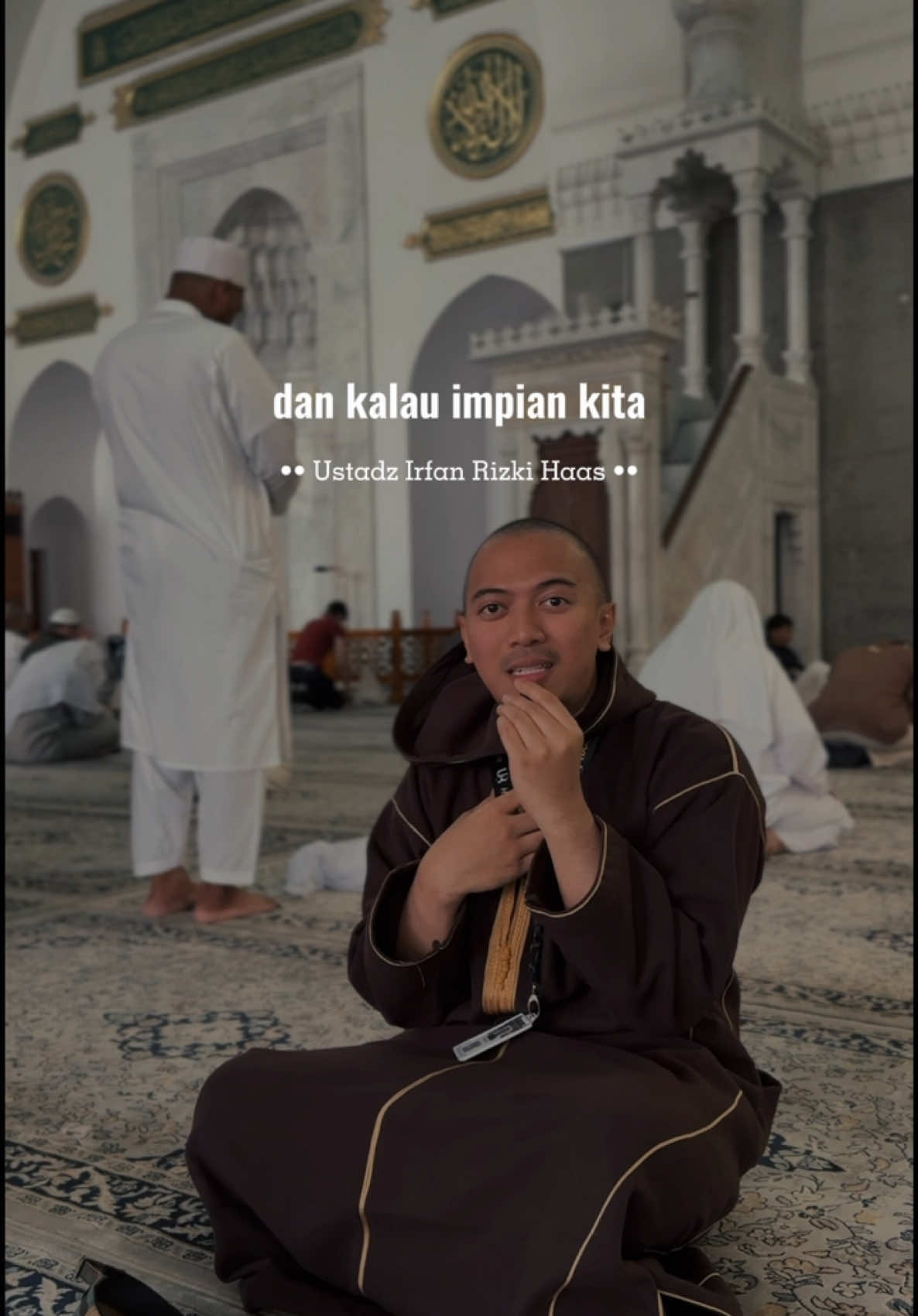 “KALAU CITA-CITANYA MAHAL, SHOLATNYA JANGAN DITINGGAL” Allah ﷻ berfirman: “Peliharalah segala sholatmu dan sholat Wustha. Berdirilah untuk Allah (dalam sholatmu) dengan khusyuk.” (QS. Al-Baqarah: 238) Rasulullah ﷺ bersabda: “Perjanjian antara kami dan mereka adalah sholat. Barang siapa meninggalkannya, maka ia telah kafir.” (HR. Tirmidzi) Sholat adalah fondasi kesuksesan dunia dan akhirat. Sebesar apa pun impianmu, jadikan sholat sebagai landasan utama untuk meraih keberkahan dalam setiap langkahmu. Info Jadwal Keberangkatan HAJI & UMROH @haastour ✨ 📅 26 Feb - Awal Ramadhan 1446 H Start 36 juta ✈️ BERSAMA USTADZ IRFAN RIZKI HAAS 📅 6 April - Awal Syawal 1446 H Start 33 juta ✈️ 🌟 Haji Furoda 2025 Visa Resmi Haji | Langsung berangkat tanpa antri Start 29.500 USD (Quad) | 31.500 USD (Double) BERSAMA USTADZ IRFAN RIZKI HAAS 📅 Jadwal Umroh Muharam 1447 H Start 33 juta ✈️ 📍 Titik kumpul: JAKARTA (darimanapun anda berada) ✈️ Start-End: JAKARTA INDONESIA 📱 Info lebih lanjut: Ka Atik: 0851 7998 7020 (HANYA MENERIMA PERTANYAAN SEPUTAR HAJI, UMROH, & BADAL. Jangan chat di luar itu ya ☺️) Follow: @haastour @haastour @haastour ✨ #umrohbersamauir #umrohberkualitas #umroh2025 #umrah2025 #HAASTOUR #UIR #ustadzirfanrizkihaas #hajifuroda #hajifurodabersamauir #hajifuroda2025 #haji2025