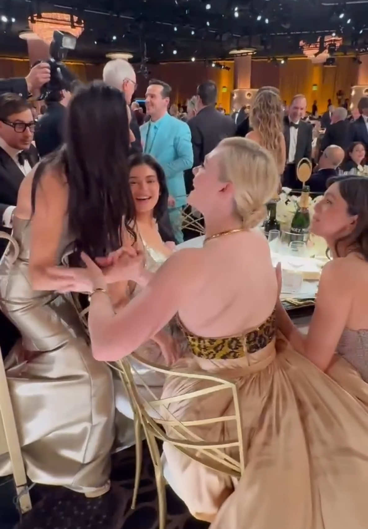 ¿Desaire a Kylie? 🥲 Demi Moore celebró su triunfo en los Golden Globes con Elle Fanning y Timothée Chalamet, pero no le prestó mucha atención a la joven empresaria, quien estaba en la misma mesa. #QuéOpinas  . . . #kyliejenner #demiMoore #timotheechalamet 