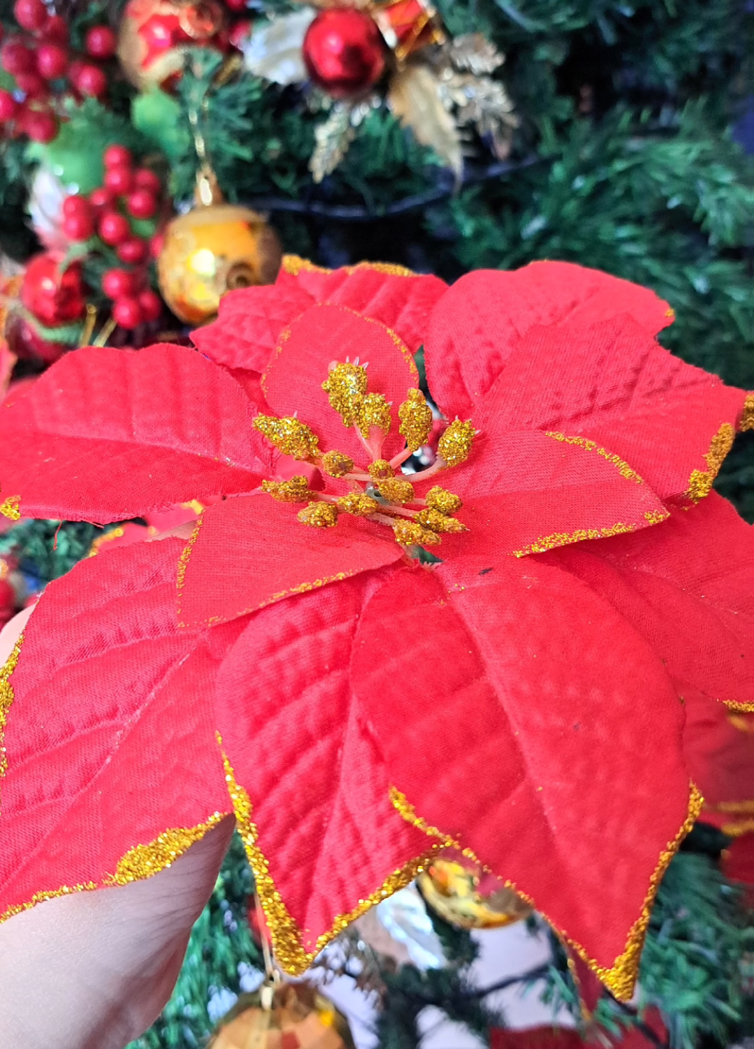 #poinsettia #poinsettiasforchristmas #christmasflowers  #artificialflower #christmasdecor #christmastree #viralvideo #fypage 