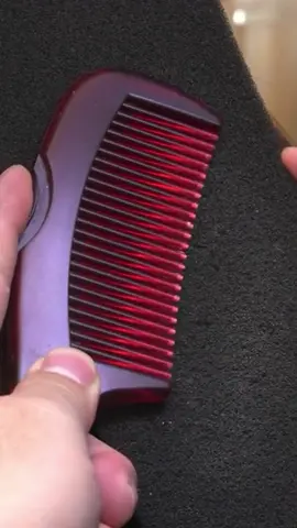 Tailored for oily hair, the comfortable comb teeth massage the scalp, removing grease and leaving you refreshed.@ZXUN AMSR @zxun.asmr 