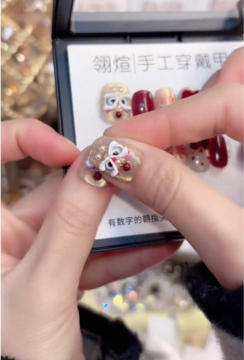 เล็บสวยรับตรุษจีน 🧧💅 เสริมความเฮงด้วยสีแดง-ทองสุดมงคล พร้อมลายสุดเก๋ รับโชครับทรัพย์ทั้งปี! ❤️ #เล็บตรุษจีน #เล็บเฮงๆ #เล็บสีแดงทอง #เล็บรับโชค #เล็บเจลสวยๆ #เล็บมงคล