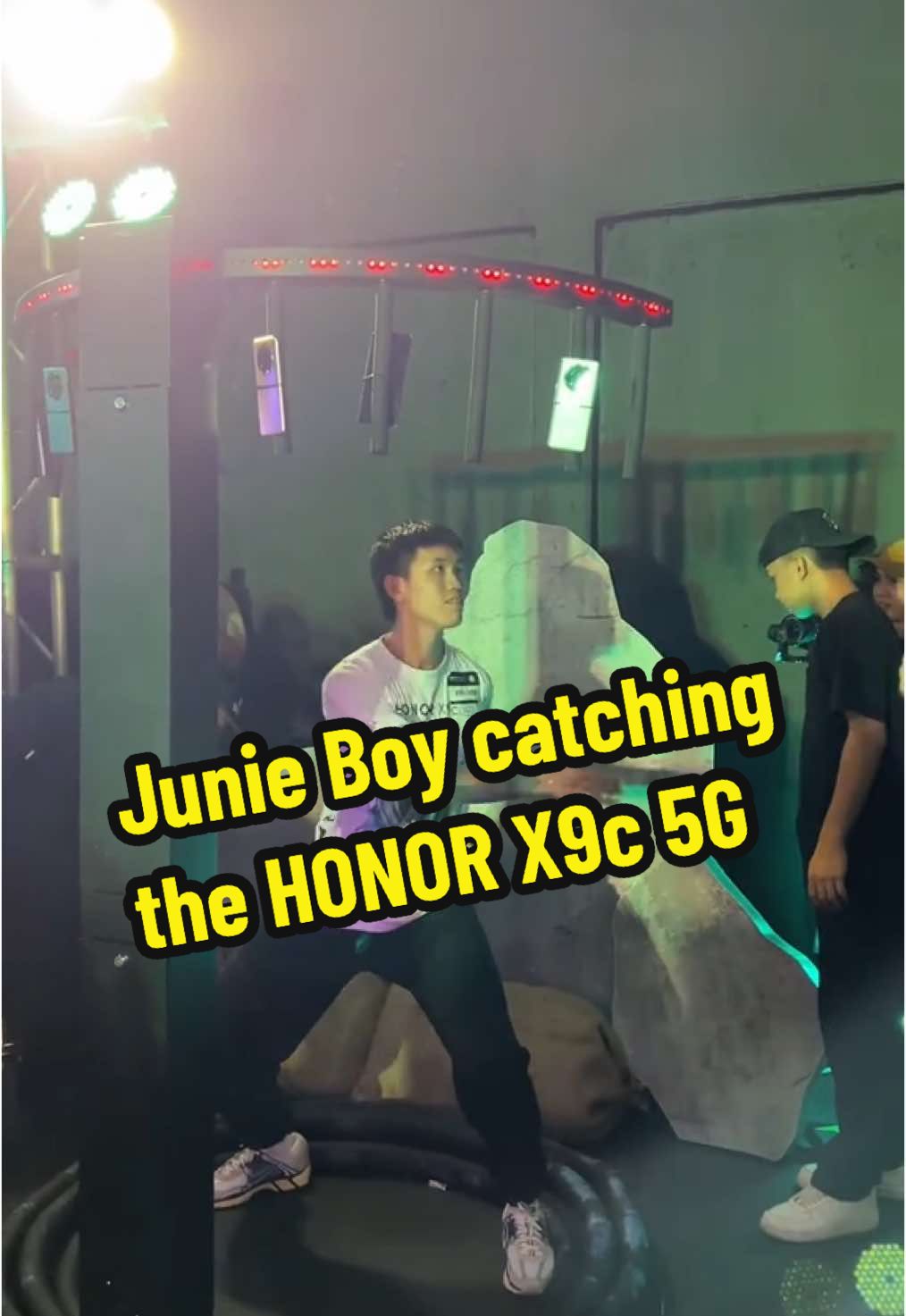 Junnie Boy catching the #HONORX9c5G #TheToughestPhone #AllAngleTripleDefense #HONORPH @HONOR Philippines #TeamPayaman