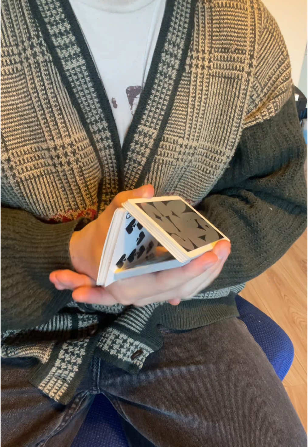 One handed #cardistry 