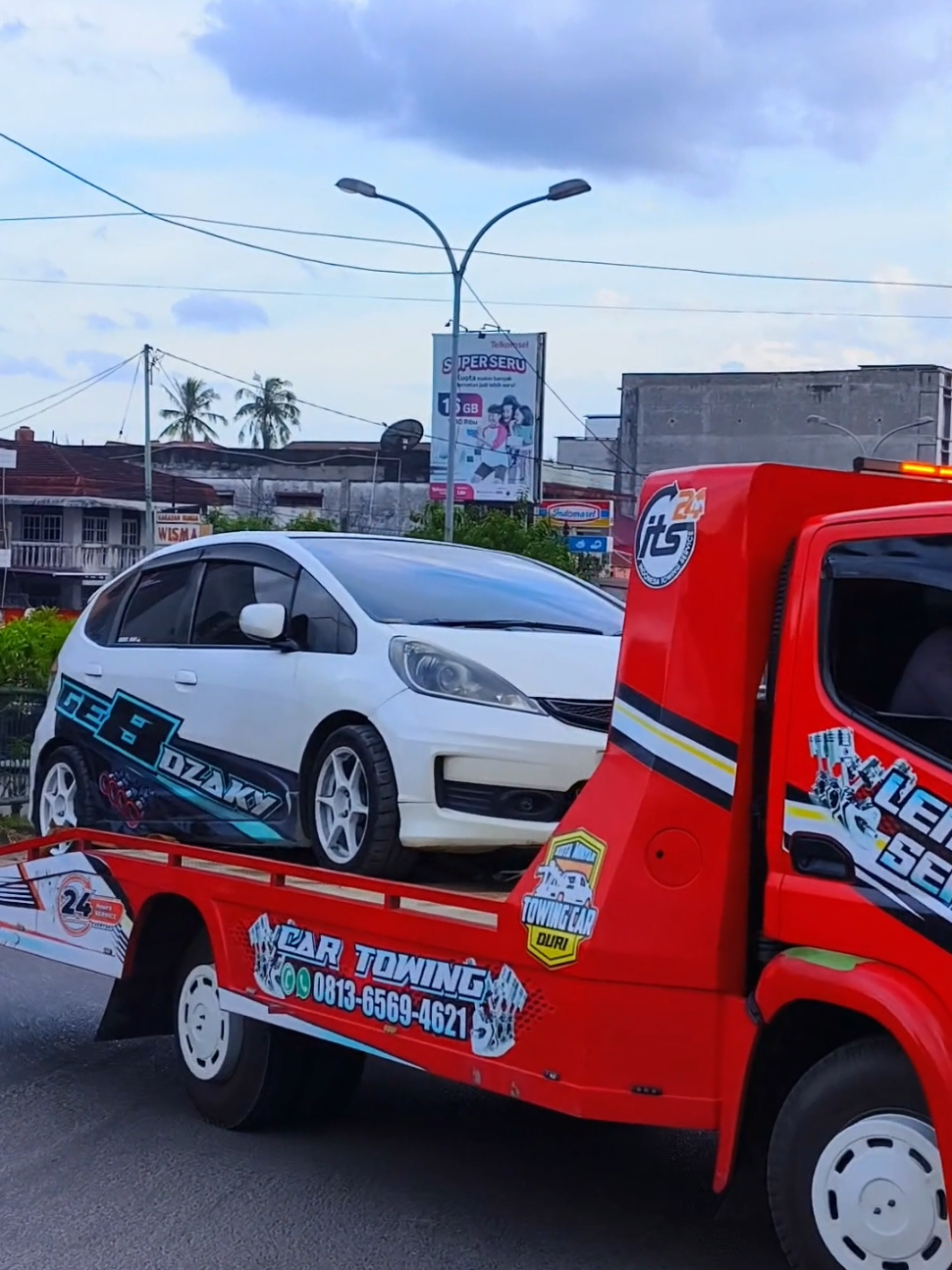 ada ada saja supir truck di jalan tadi, meletakkan batu ganjalan di tengah jalan 😭