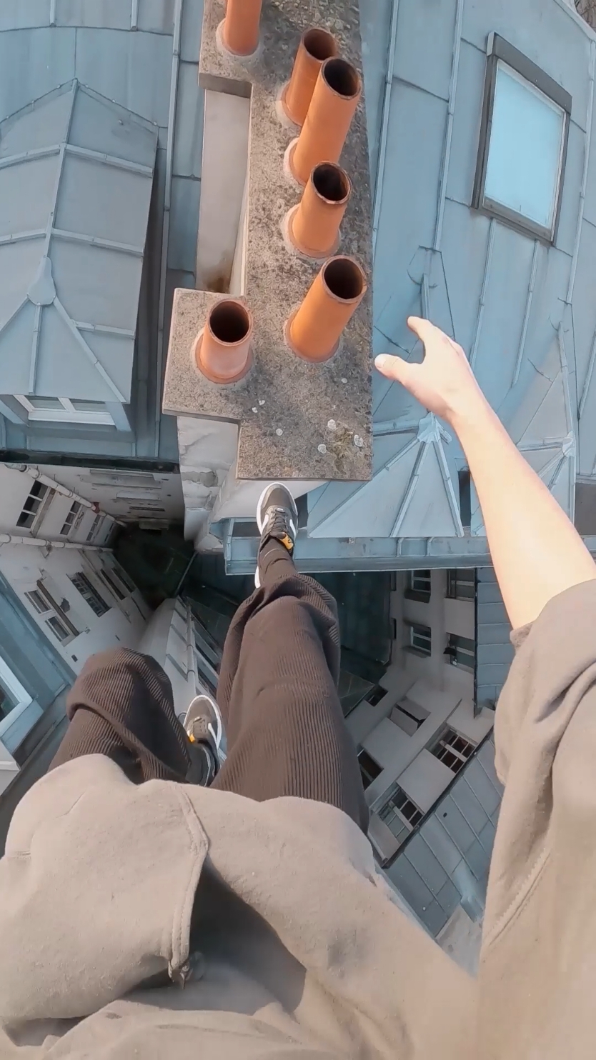 Exploring parisan rooftops. 🐈‍⬛ #parkour #professional #france