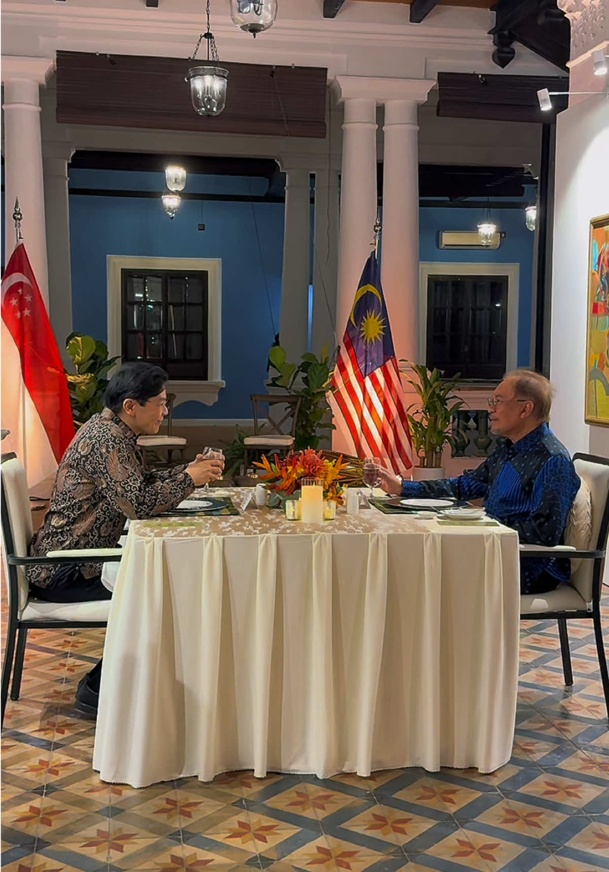 Landed in Malaysia & caught up with PM @Anwar Ibrahim over dinner. Looking forward to tomorrow’s Malaysia-Singapore Leaders’ Retreat— we have a full programme ahead. #Singapore #Malaysia #LeadersRetreat