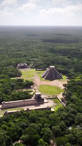 Above Chichén Itzá in Yucatán, Mexico. Chichén Itzá is one of the New 7 Wonders of The World according to UNESCO. The main Mayan Ruin is the Chichén Itzá Pyramid or El Castillo, but there are other equaly important as El Caracol or Observatory, The Temple of The Warriors and the Mayan Ball Game 🌴🛕👹🇲🇽 @Janito @Locke  #chichenitza#chichenitzá#chichénitzá#fyp#yucatan#yucatanmexico#mexico#viral#méxico#travel#worldwalkerz