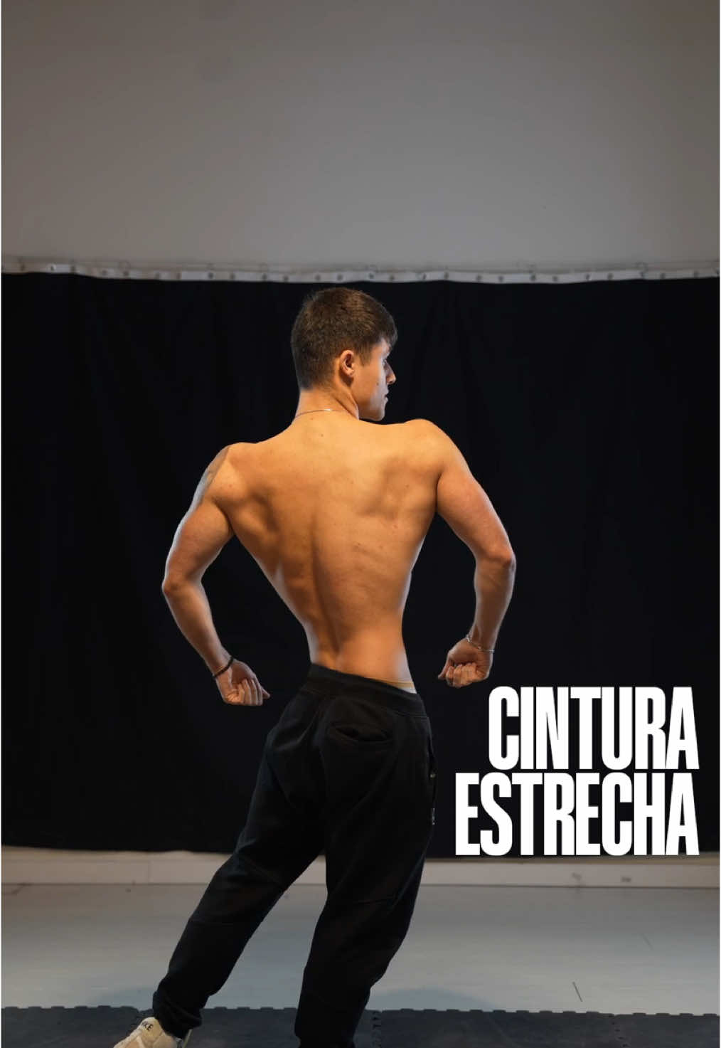 Mejora tu espalda cambiando tu posing  Ten en cuenta que cuanto más de perfil mantengas la cadera más exagerada serán las proporciones (se te verá mejor)  Si quieres aprender muchos más trucos como estos ve al link del perfil - - - - - - #posing #posingtips #posingcoach #bodybuilding #culturismo #Gym #gimnasio 