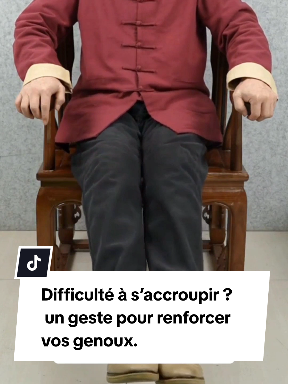 Difficulté à s’accroupir ? Un geste pour renforcer vos genoux ! Vous avez du mal à vous lever du canapé, en vous appuyant sur vos mains ? Vos genoux manquent de force. Essayez cet exercice simple : prenez une bouteille d’eau, placez-la entre vos chevilles, asseyez-vous droit et levez vos jambes. Pas besoin de les tendre complètement, faites-le progressivement. Faites 30 répétitions par jour et vous verrez vos jambes se renforcer. En plus de l’exercice, prenez soin de vos genoux : gardez-les au chaud par temps froid et massez-les avec vos mains.  Suivez Zuyitang pour une vie saine sans détour.