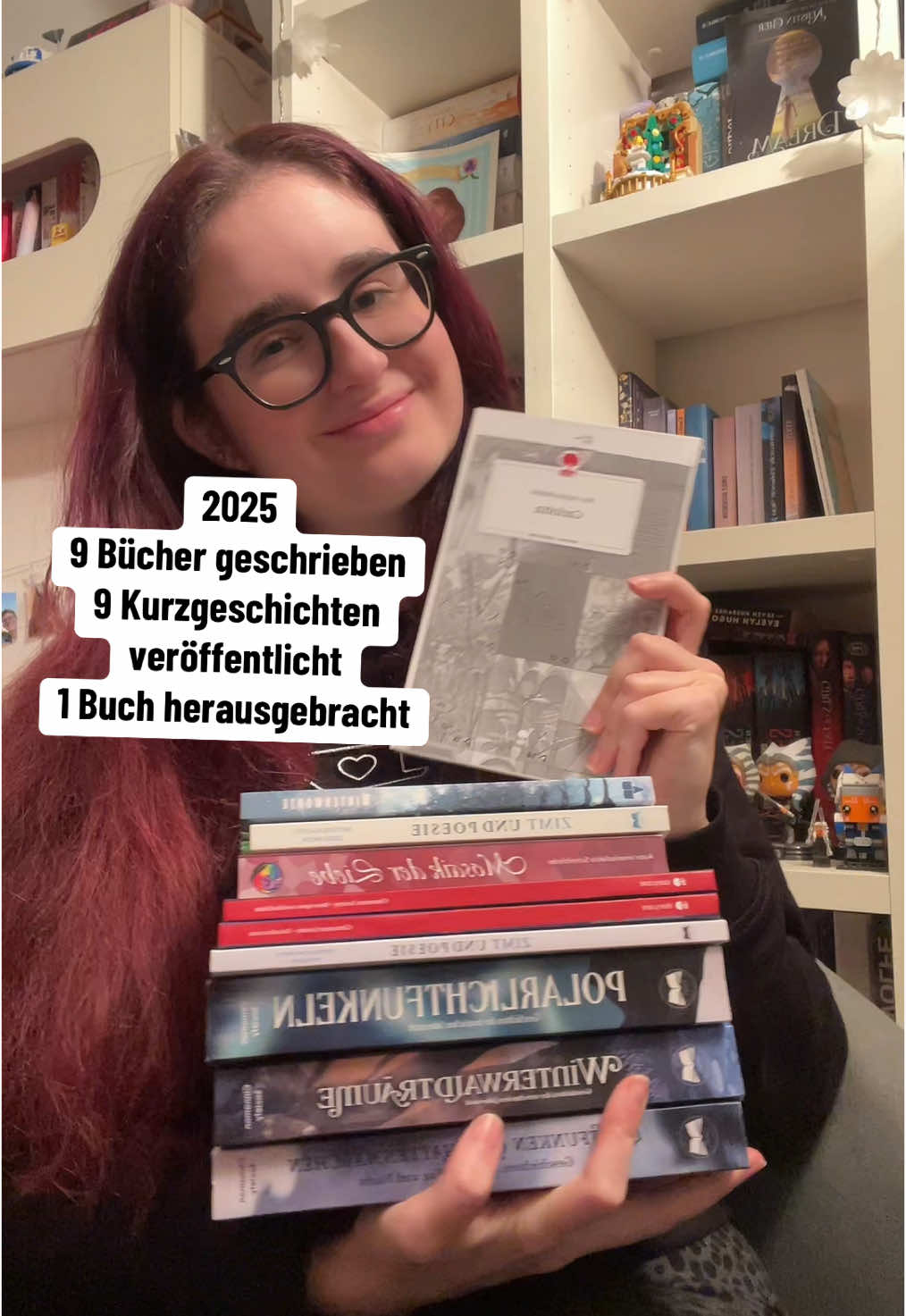 Die ganzen abgebrochenen oder halbfertigen Versionen von Büchern habe ich mal außen vorgelassen. 🫣 Buch 10 wird gerade geplottet. Wie sieht es bei euch aus? 🥰  Videoidee von @regina_meissner_author  #buch #bücher #book #books #bookstagram #author #autorin #BookTok #schreiben #ysa 