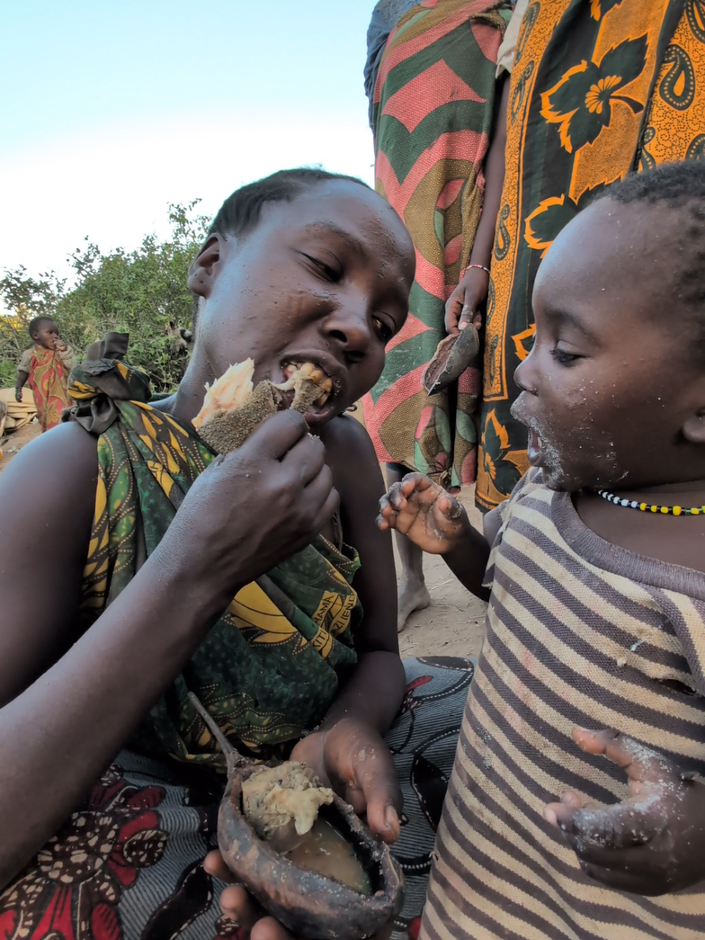 Wow 😲😳😋 See how little girl get Food from her Mom 😜😋#africatribes #hadzabetribe #USA #villagelife #tiktok 