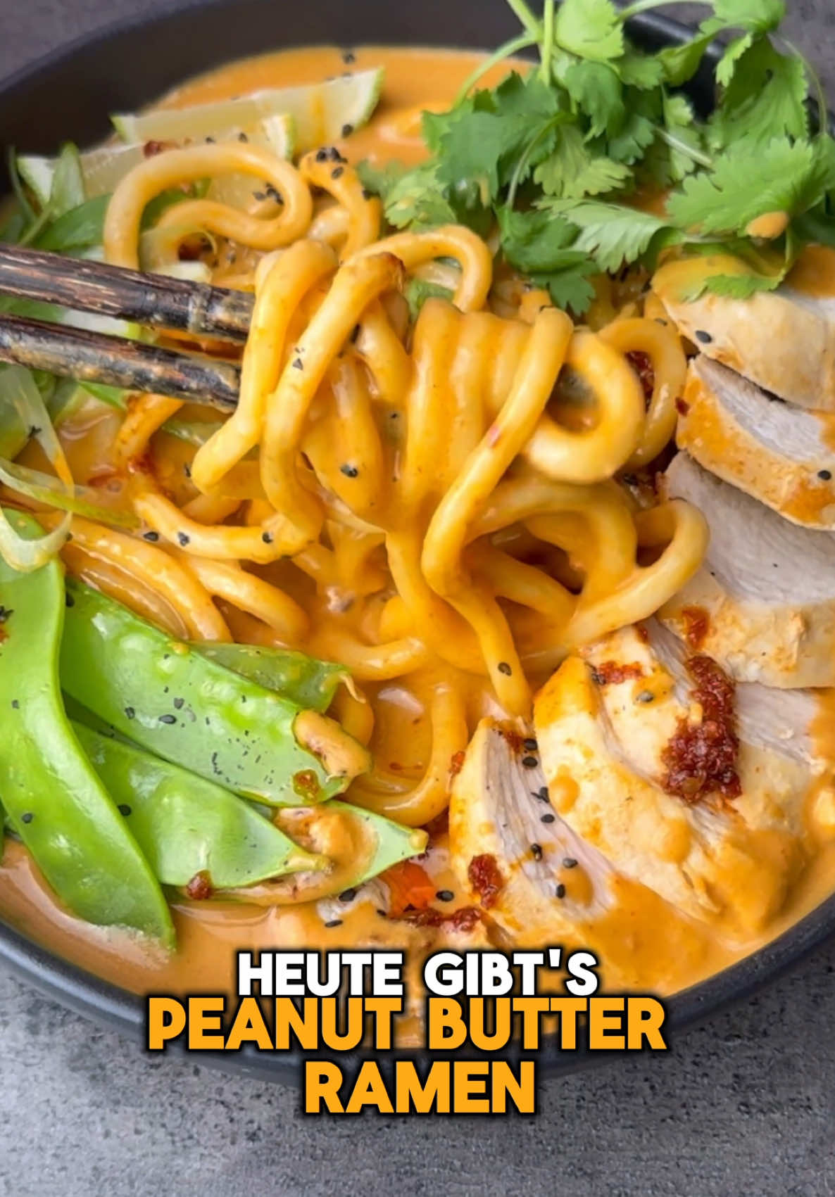 Peanutbutter Ramen 🍜🥜 Schnell, einfach und super lecker!😍 Ihr könnt hier natürlich auch andere Nudeln nehmen und bei den Toppings varrieren, wie ihr mögt! Probierts aus, es lohnt sich!🥰 📝Zutaten: (für ca. 3 Portionen)  ▫️3 Hähnchenbrüste ▫️Salz ▫️2EL Kokosöl ▫️2 Knoblauchzehen ▫️2EL Rote Currypaste ▫️3EL Sojasauce  ▫️2EL Erdnussbutter ▫️1 Dose Kokosmilch ▫️500ml Hühnerfond ▫️400g Udon Nudeln  Toppings: ▫️Limettenspalte ▫️Zuckerschoten ▫️Frühlingslauch ▫️Sesamöl ▫️Chiliöl ▫️Koriander  👨🏻‍🍳Zubereitung: Die Hähnchenbrüste salzen, in etwas Kokosöl anbraten und wieder herausnehmen. Knoblauch anschwitzen, Currypaste, Sojasauce und Erdnussbutter dazugeben, kurz anrösten lassen, Kokosmilch und Hühnerbrühe dazugeben, verrühren, aufkochen lassen und die Hähnchenbrüste darin für ca. 10 Minuten zu Ende garen lassen. Diese dann rausnehmen und dafür die Udonnudeln darin für 5-10 Minuten ziehen lassen und anrichten.  Mega easy aber richtig lecker!❤️ #peanutbutterramen #ramen #erdnussramen 